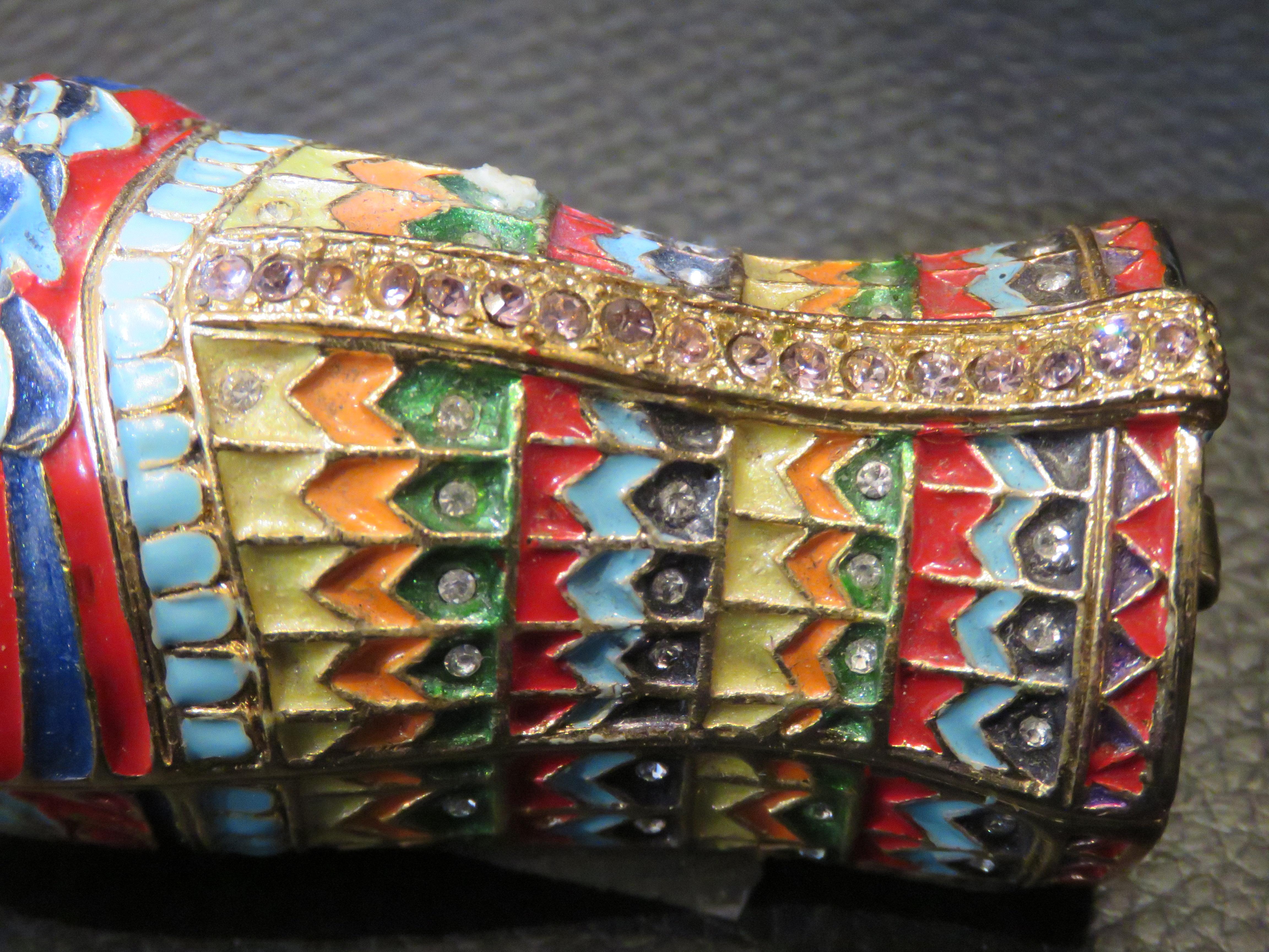 Exquisite Seltene Bunte Kristall Detaillierte Große Ägyptische Trinket Schmuckkästchen im Zustand „Gut“ im Angebot in New York, NY