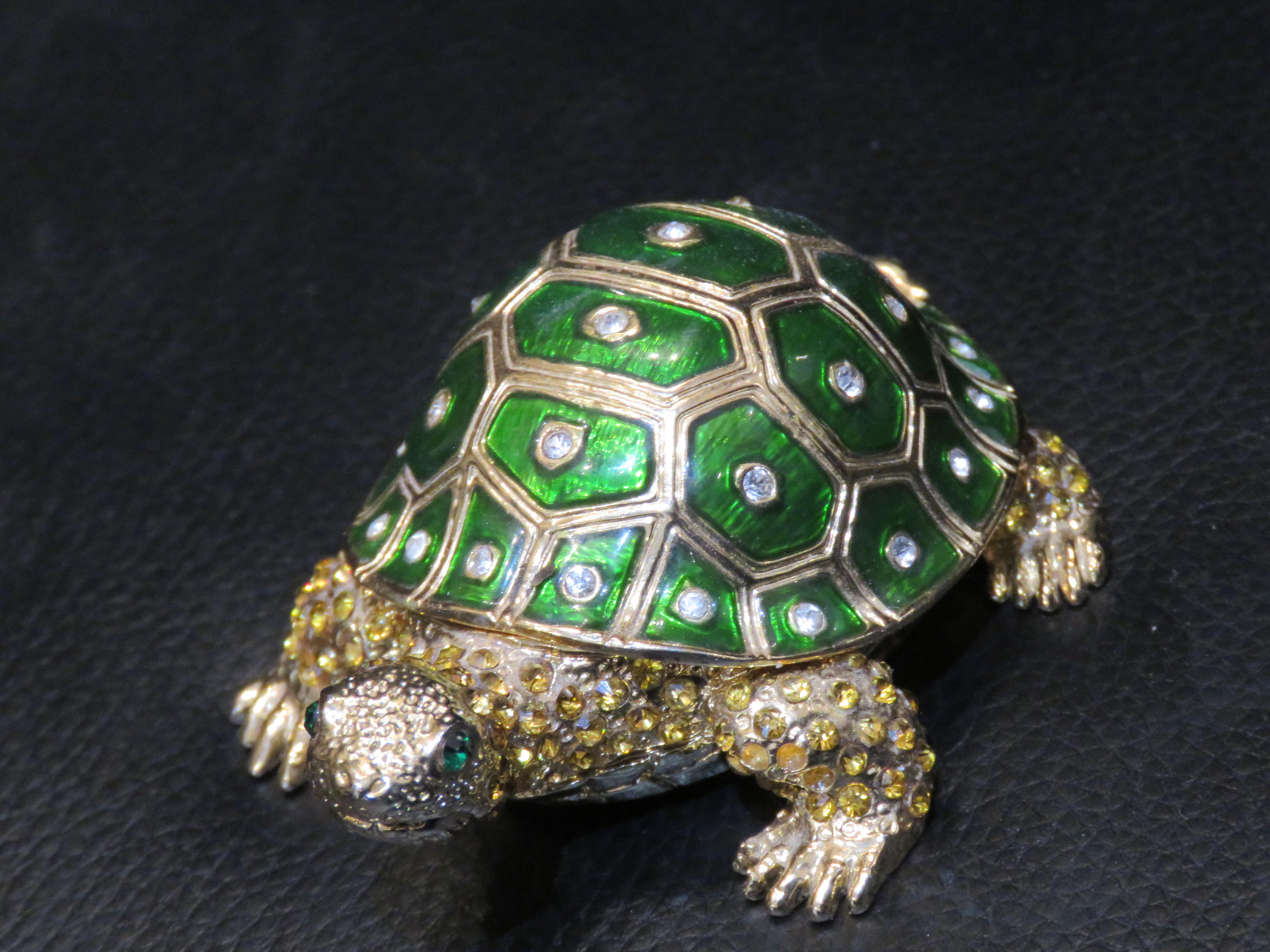 Der folgende Artikel, den wir anbieten, ist eine seltene und beeindruckende prächtige und exquisite seltene große handbemalte Emaille Schildkröte Schmuckhalter / Pill Box. Hervorragend gemacht mit prächtigen Farben und Details und prächtigen
