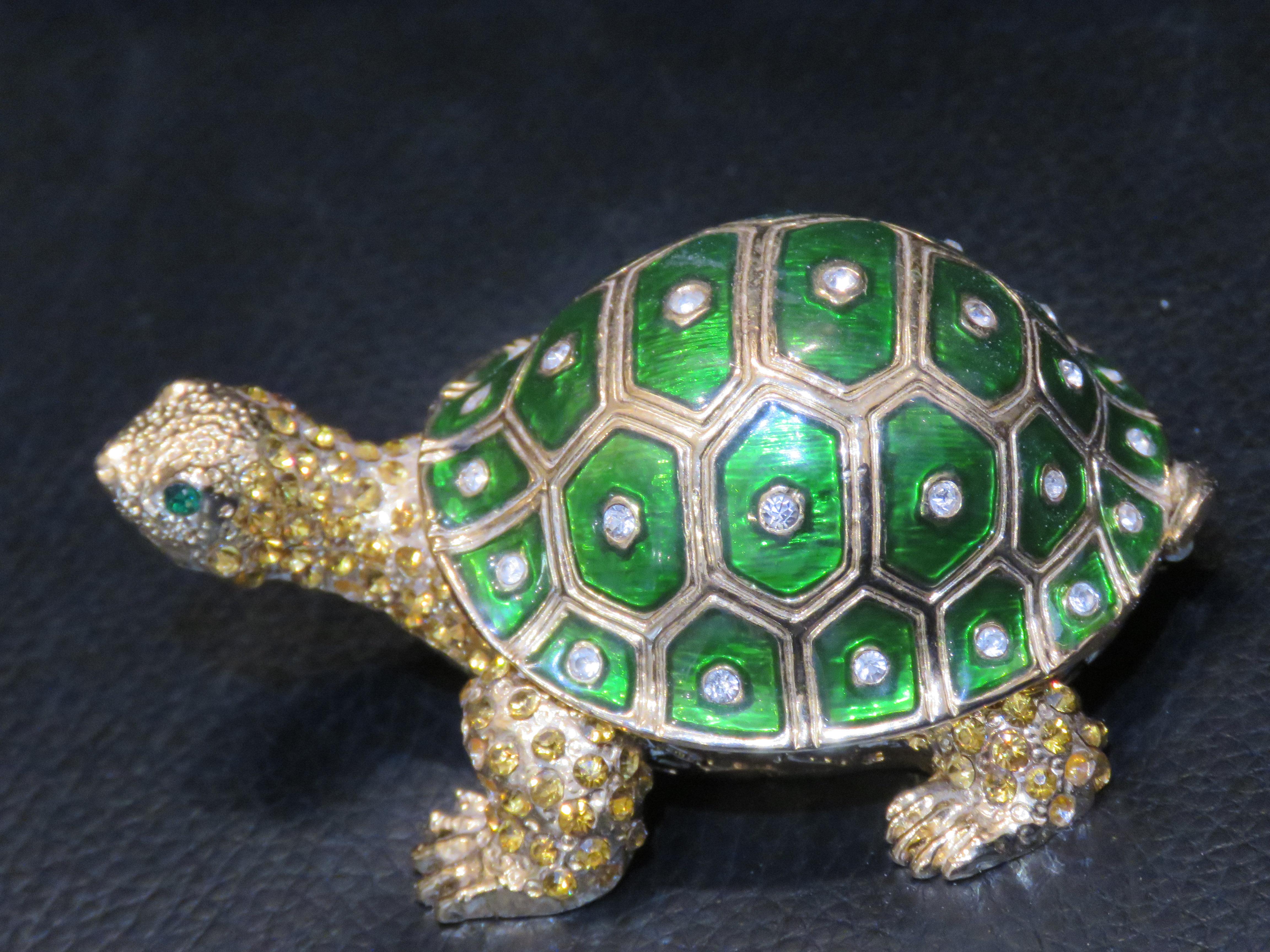 Exquisite seltene, farbenfrohe, Kristalldetails, große Emaille-Schmuckkästchen mit Schildkrötenschmuck (Französisch) im Angebot