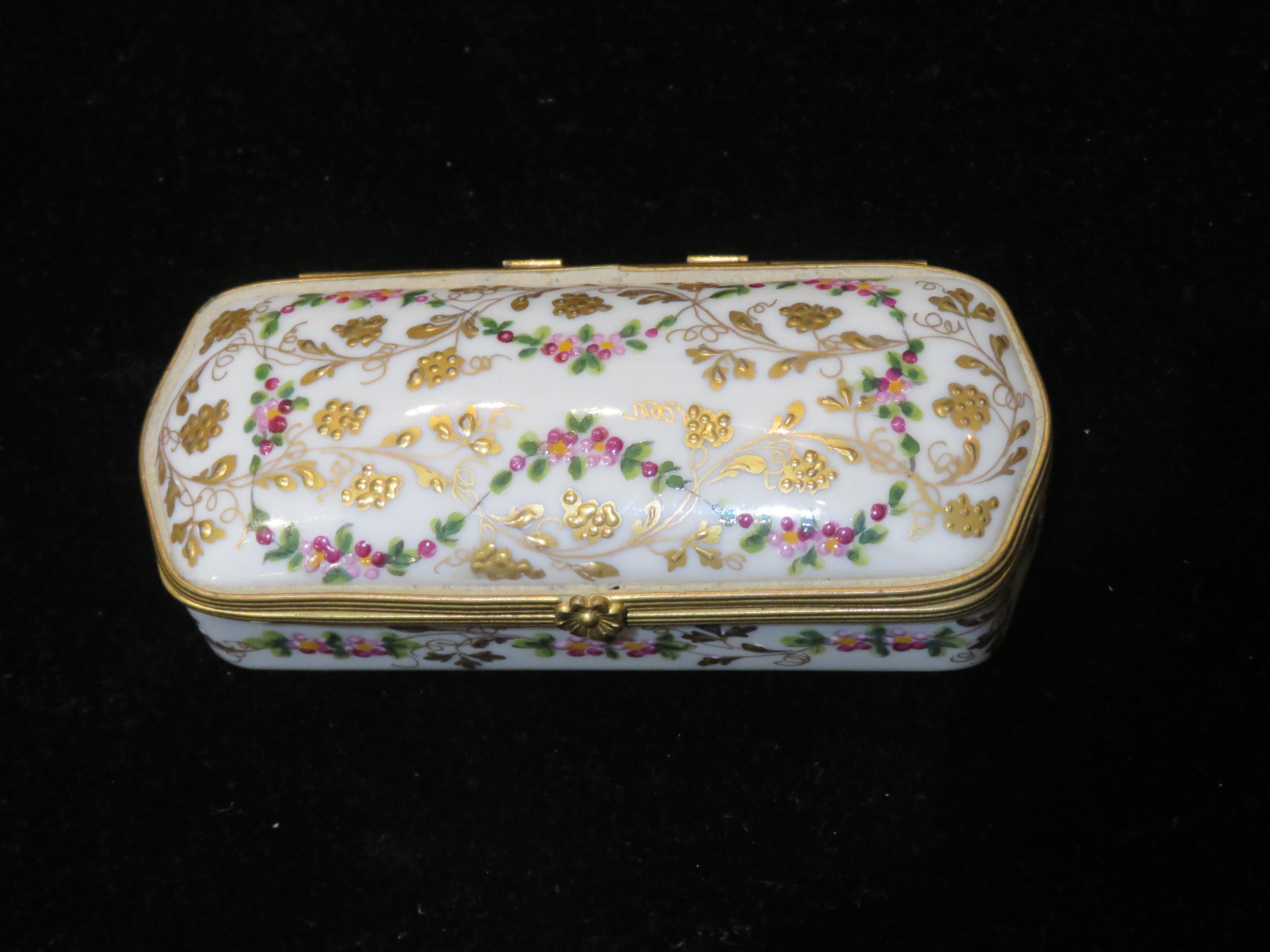 Der folgende Artikel, den wir anbieten, ist eine seltene und beeindruckende prächtige und exquisite seltene große handbemalte Limoges gestempelt Porzellan und Bronze Schmuckhalter / Pill Boxen. Hervorragend gemacht mit prächtigen Farben und Details.