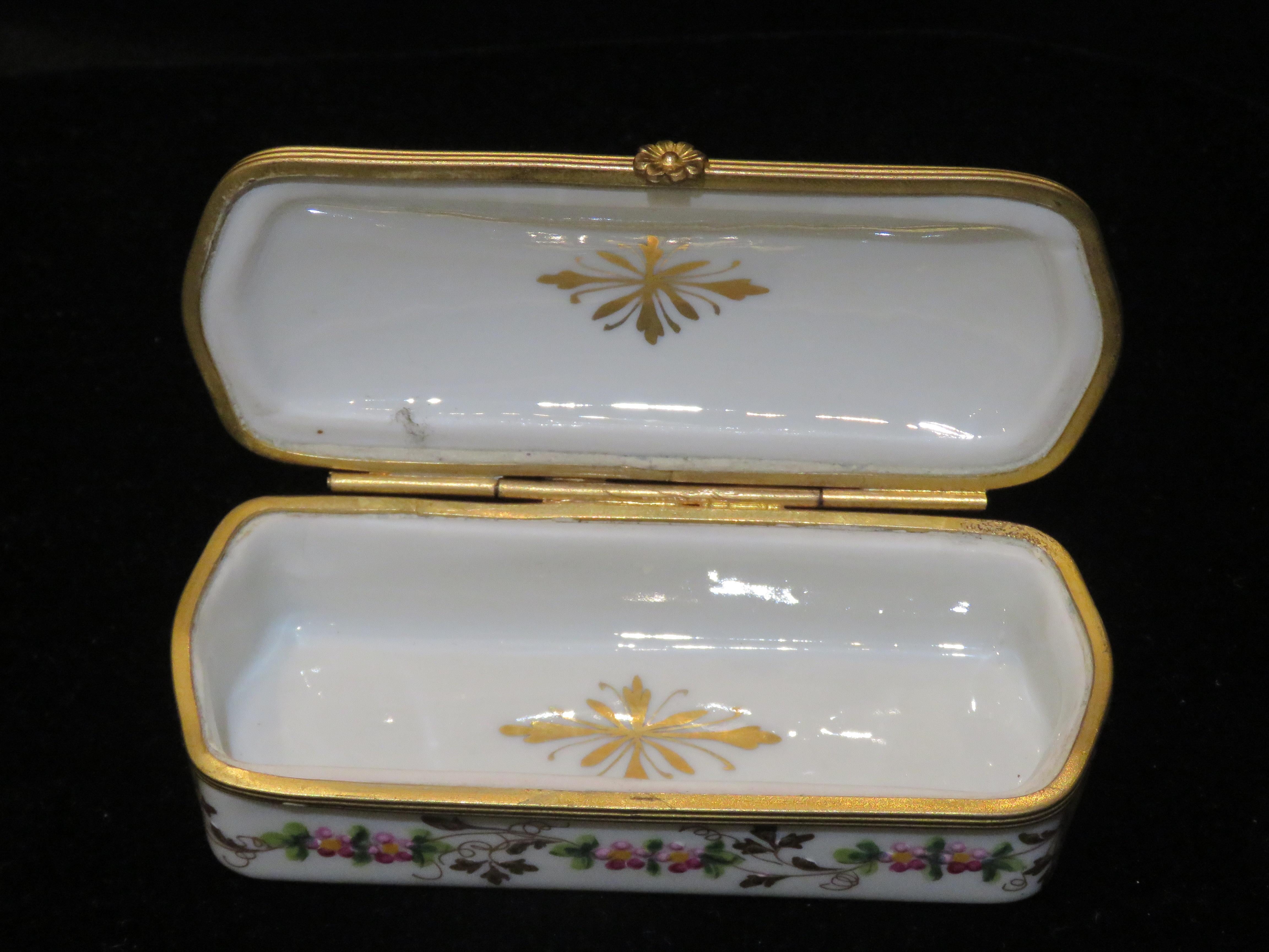 Exquisite Seltene Französische Große Trauben  Blumen Bunt Handbemalte Limoges Boxen im Zustand „Gut“ im Angebot in New York, NY