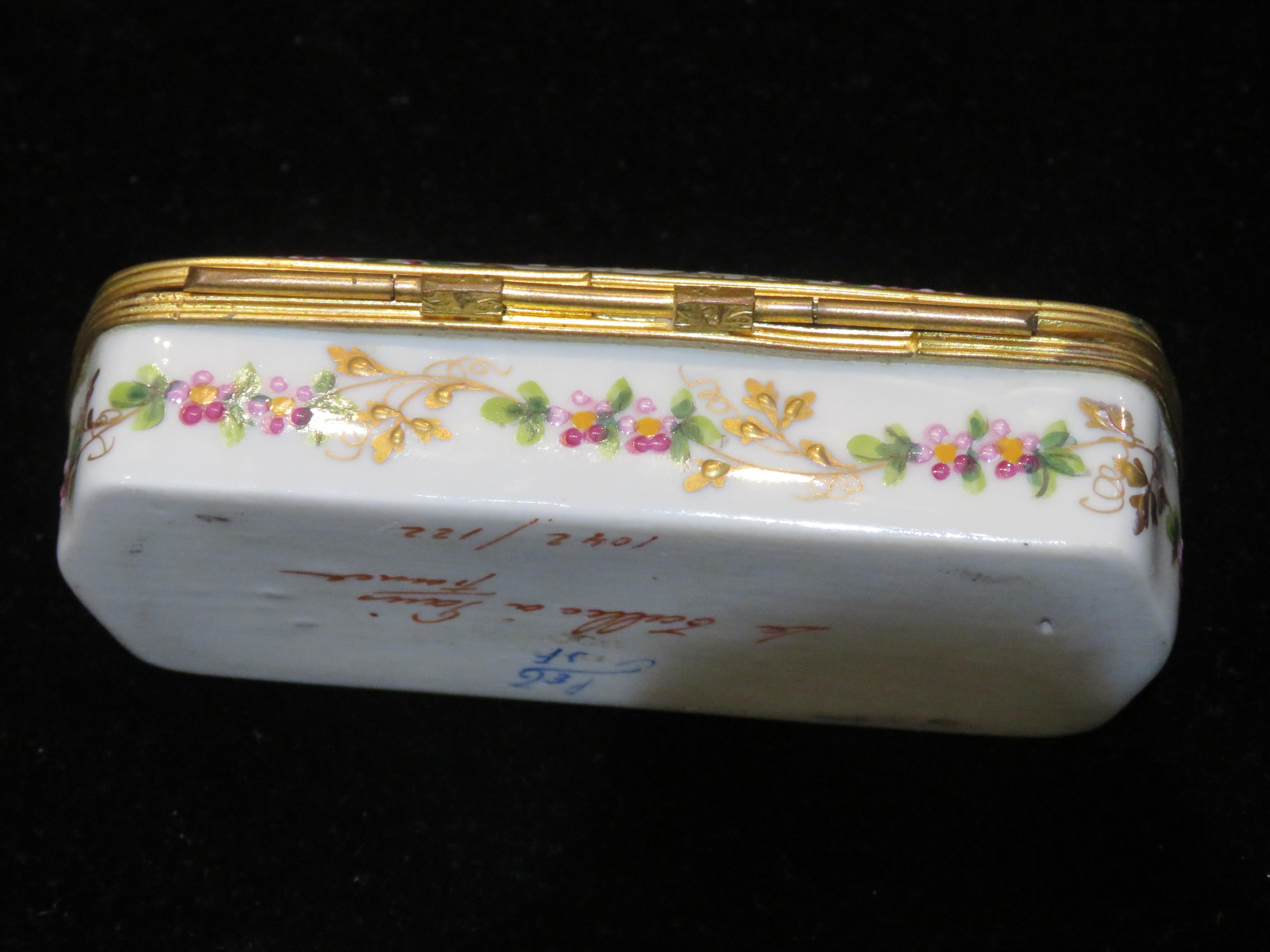 Exquisite Seltene Französische Große Trauben  Blumen Bunt Handbemalte Limoges Boxen (20. Jahrhundert) im Angebot