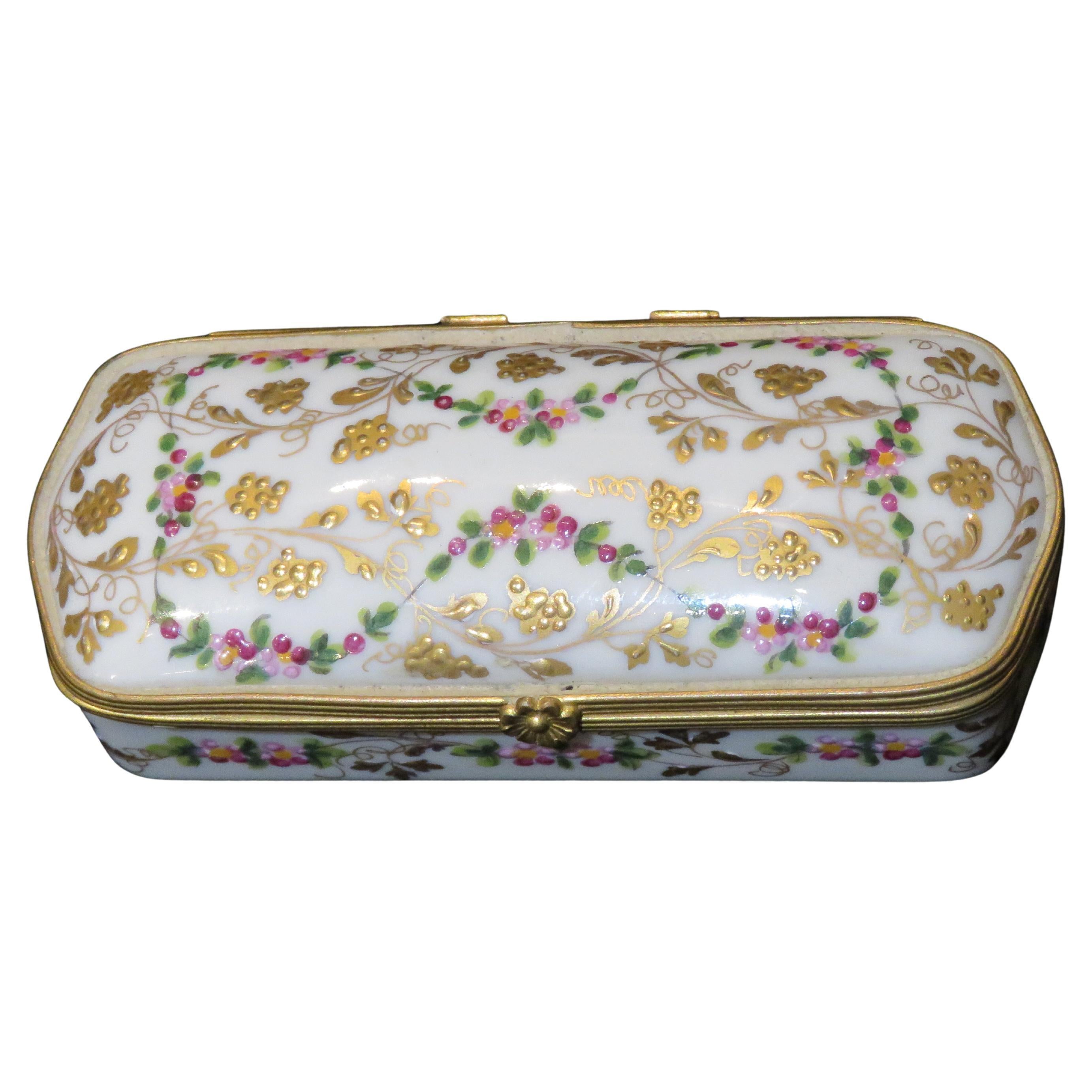 Exquisite Seltene Französische Große Trauben  Blumen Bunt Handbemalte Limoges Boxen im Angebot