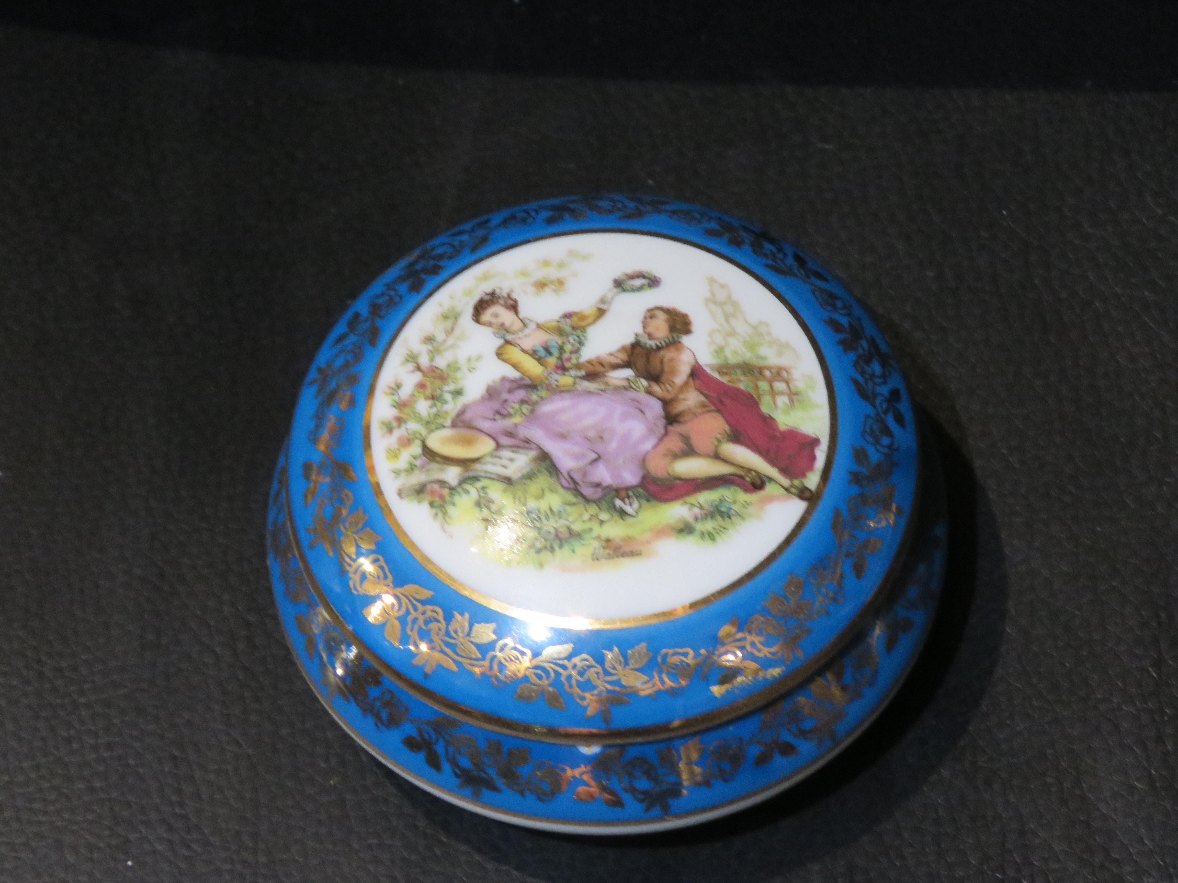 L'article suivant que nous proposons est un Rare et Impressionnant Magnifique et Exquis Grand Porte-Bijoux / Boîte à Pilules en Porcelaine et Bronze, peint à la main et estampillé Limoges. Remarquablement réalisé avec des couleurs et des détails