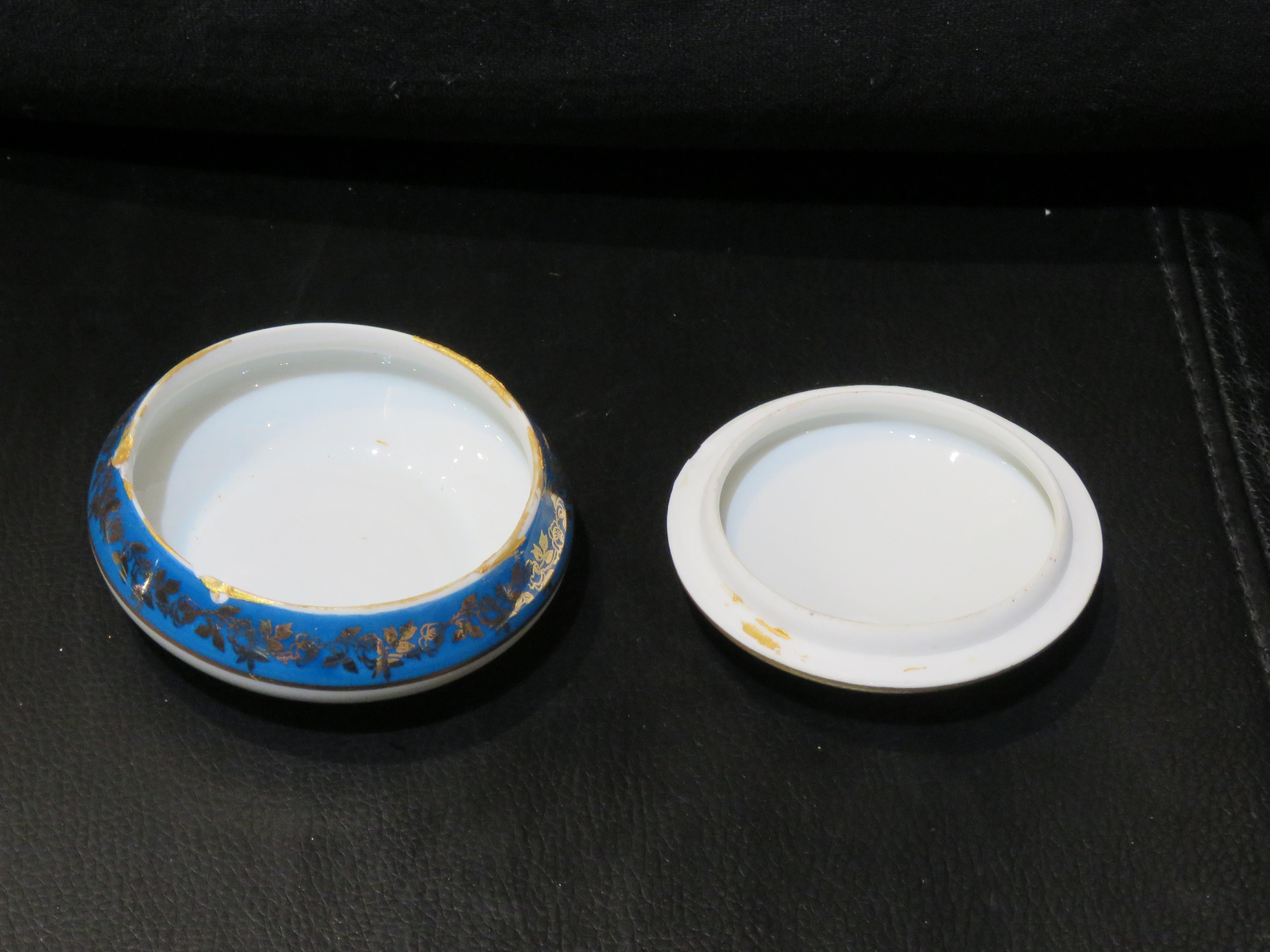 Exquises et rares grandes boîtes françaises à Limoges pour jeunes amoureux bleu turquoise et or Bon état - En vente à New York, NY