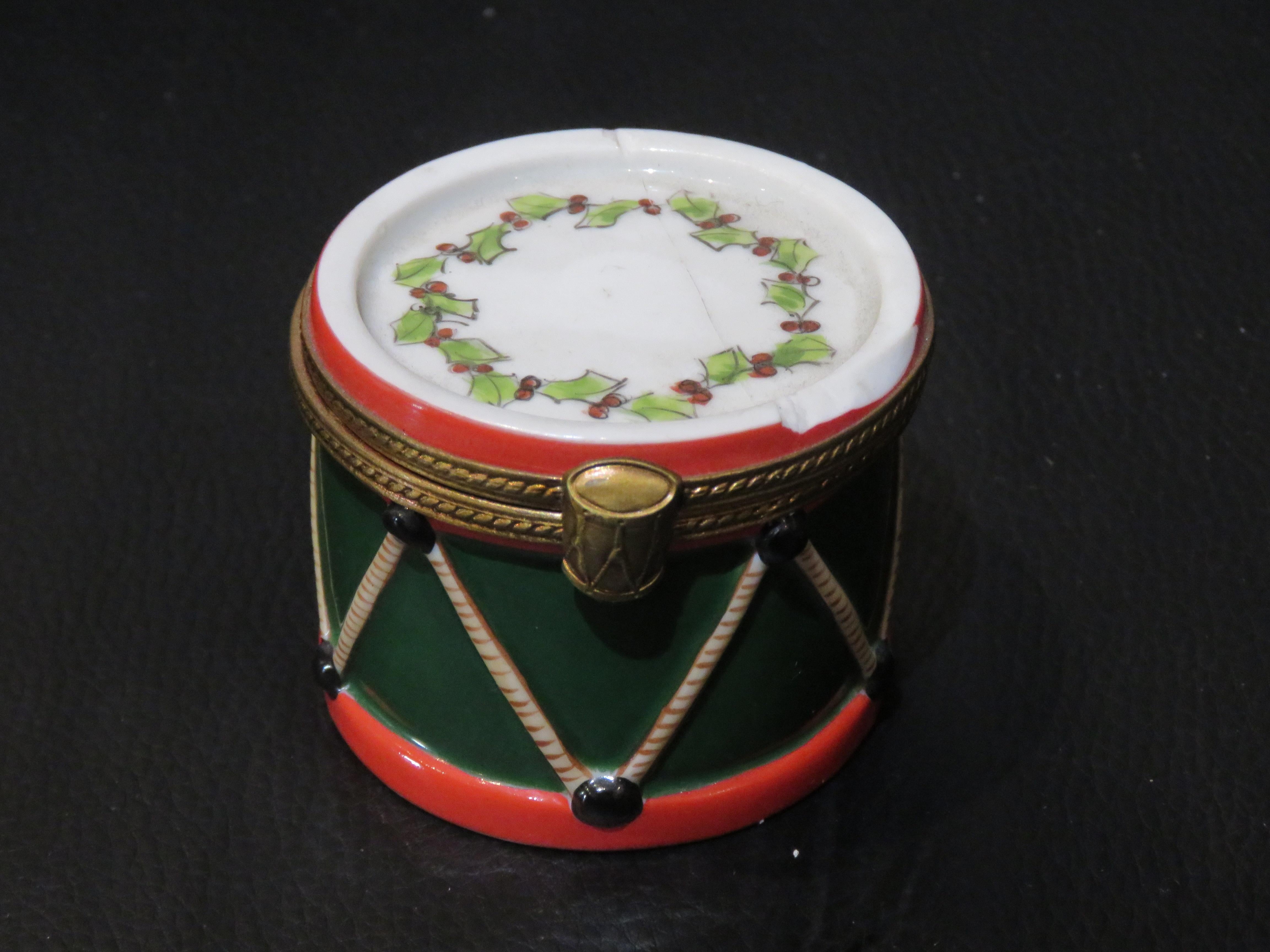 Das folgende Element, das wir anbieten, ist eine seltene Estate Beautiful Large Handpainted Limoges Weihnachten Trommel gestempelt Porzellan und Bronze Schmuckhalter / Pill Box. Hervorragend gemacht mit prächtigen Farben und Details. Gestempelt