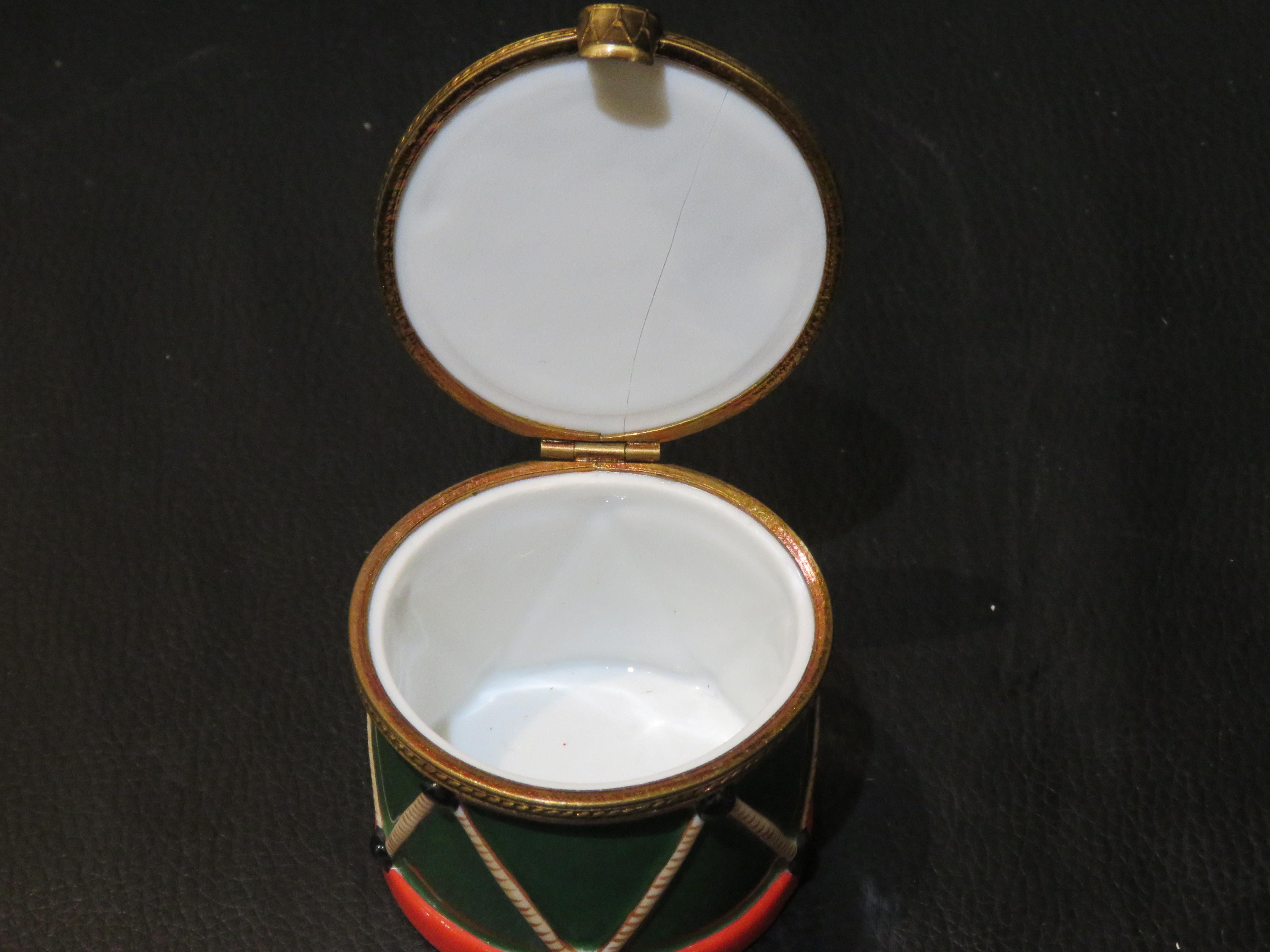 Exquisite Rare Französisch Limoges bunte Weihnachten Trommel Schmuck Halter Box (20. Jahrhundert) im Angebot