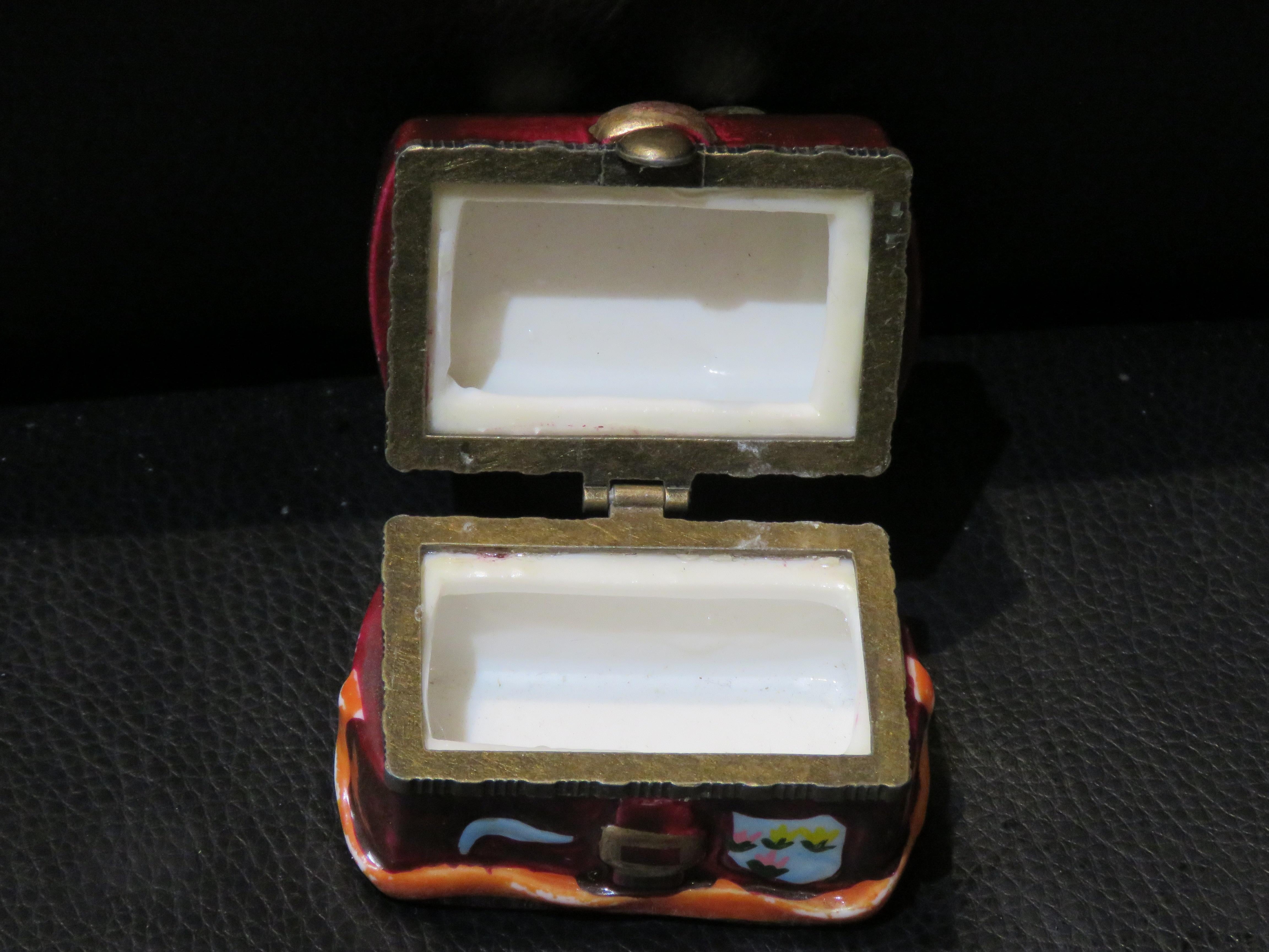 Der folgende Artikel, den wir anbieten, ist eine seltene und beeindruckende prächtige und exquisite seltene große handbemalte Limoges Stil Porzellan und Bronze Schmuckhalter / Pill Box. Hervorragend gemacht mit prächtigen Farben und Details.
