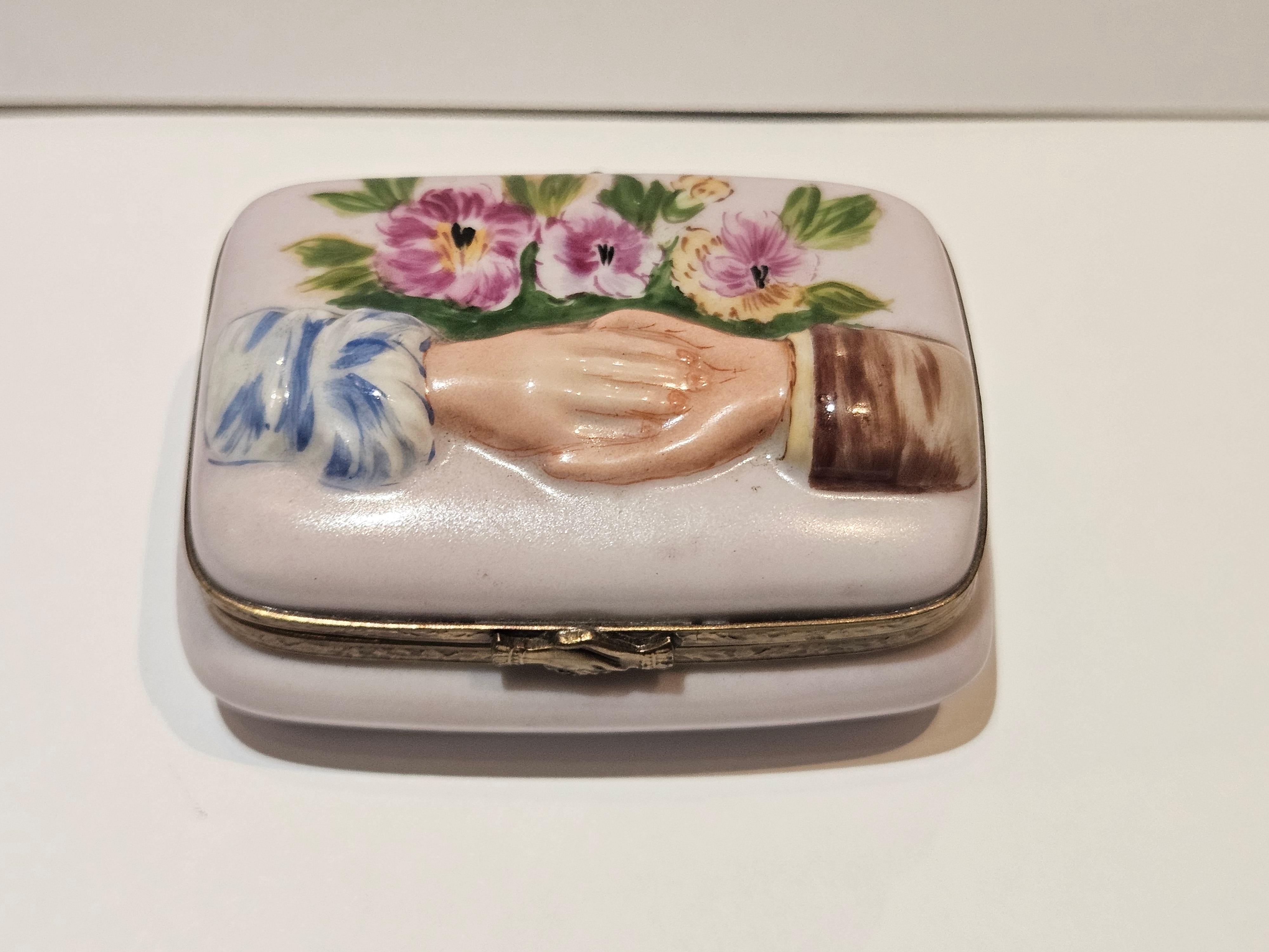El siguiente artículo que ofrecemos es Un Raro e Impresionante Magnífico y Exquisito Gran Joyero / Pastillero Pintado a Mano en Limoges Estampado a Mano de Porcelana y Bronce. Sobresaliente, con magníficos colores y detalles. Estampado en la parte