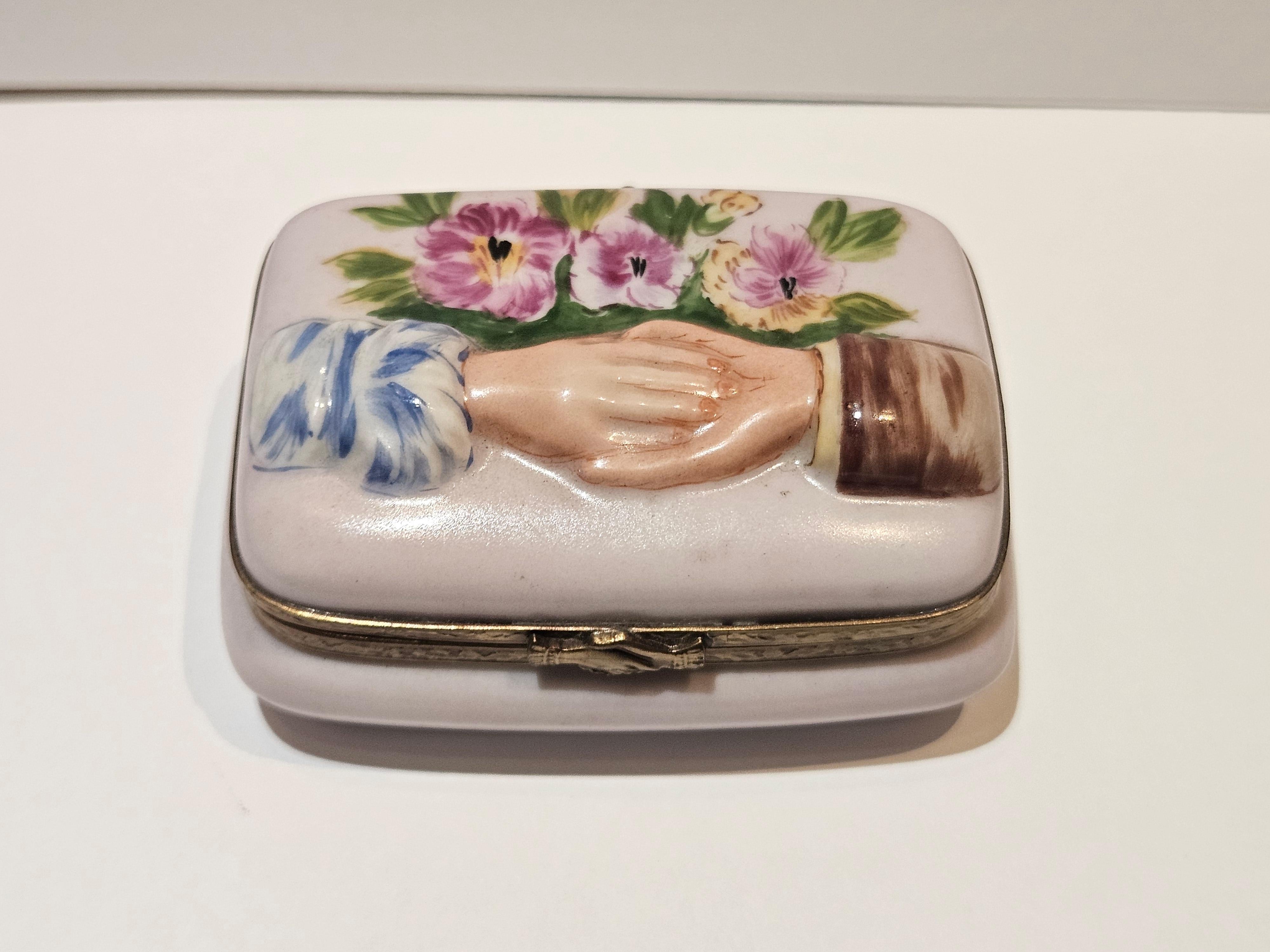Exquisito y Raro Estuche Joyero Floral de Limoges Francés para Bodas Mano a Mano en Bueno estado para la venta en New York, NY