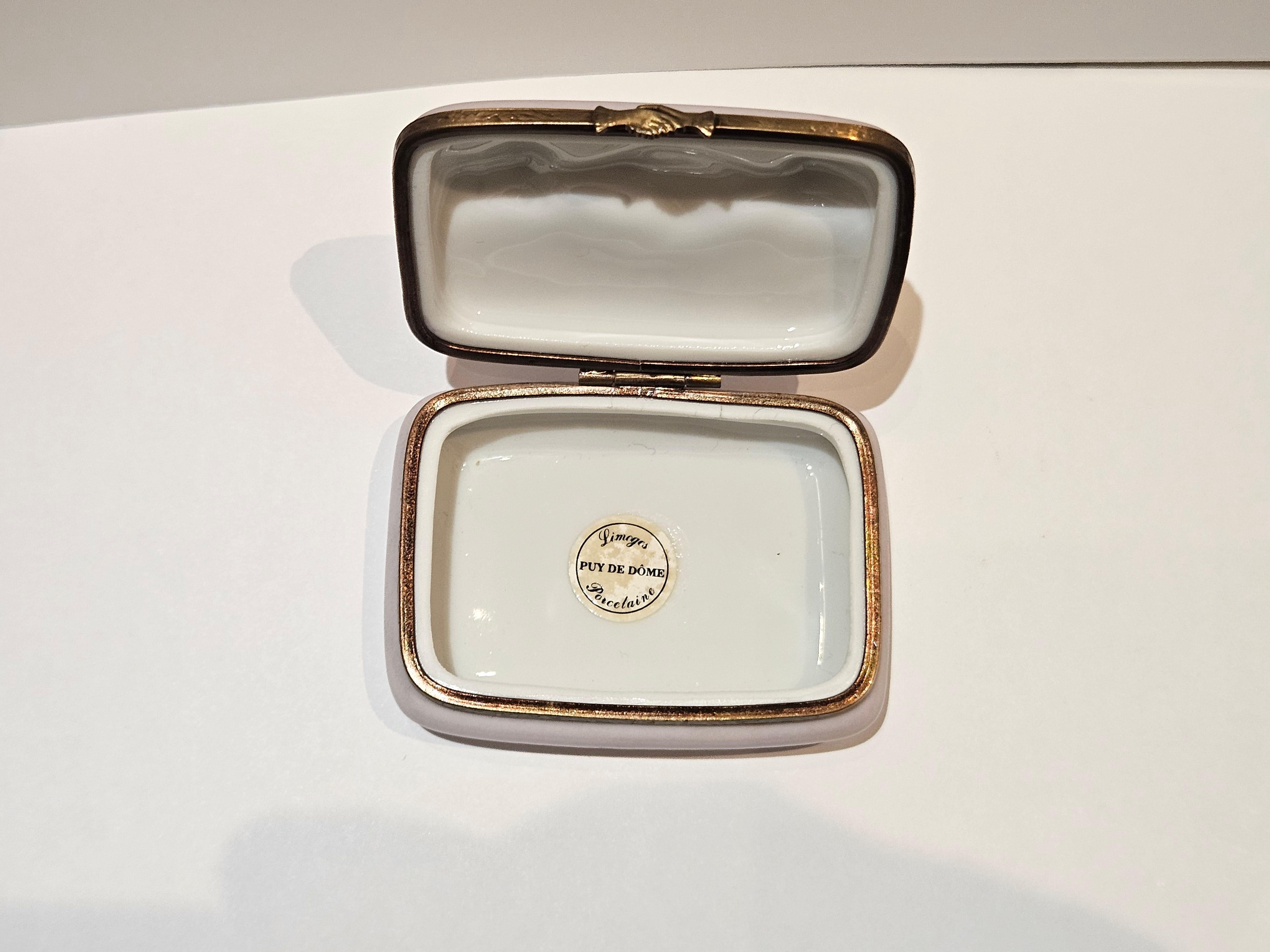 Exquisito y Raro Estuche Joyero Floral de Limoges Francés para Bodas Mano a Mano siglo XX en venta