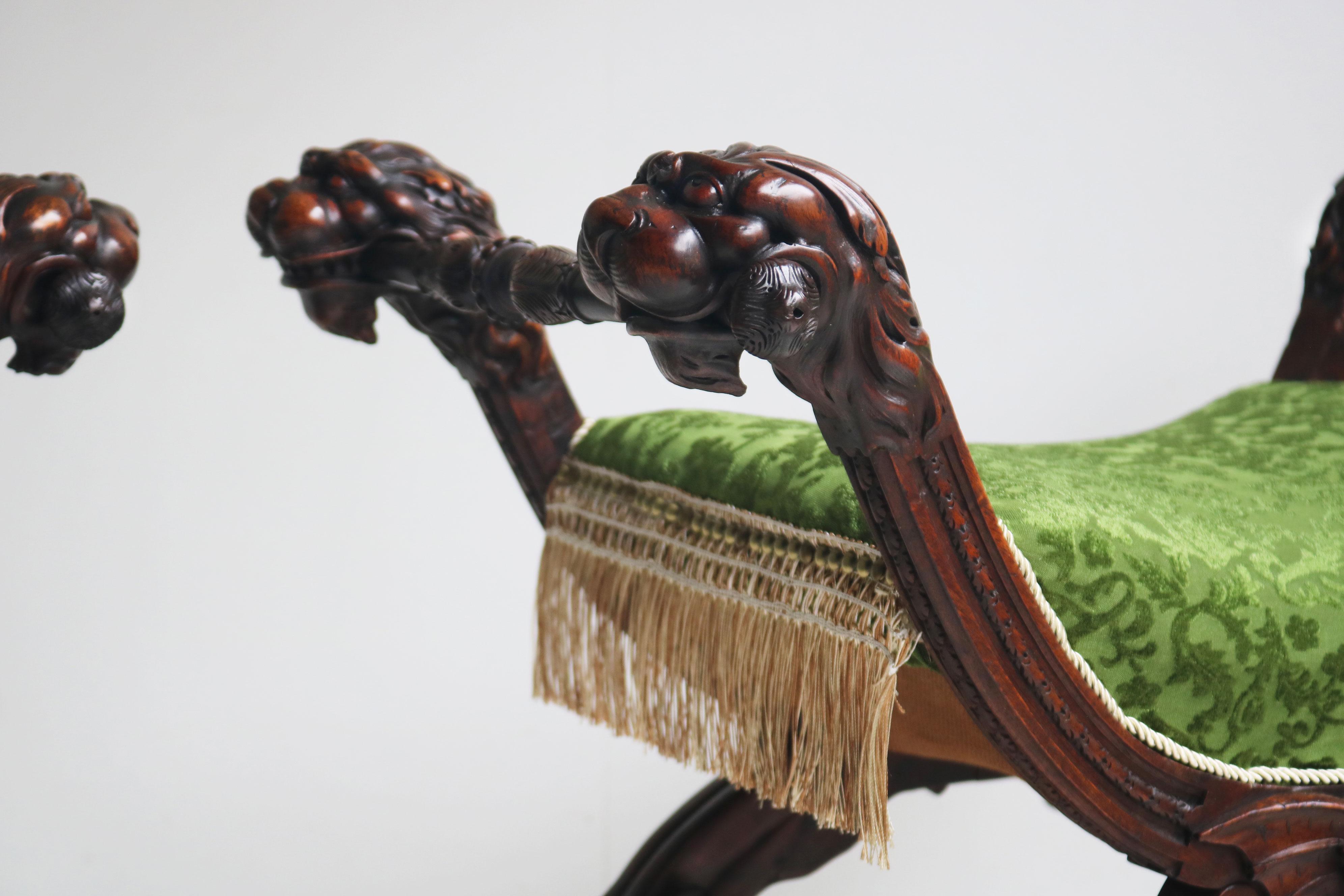 Rare paire de tabourets néo-gothiques par Victor Oak Oak 19ème siècle têtes de lion en chêne en vente 8
