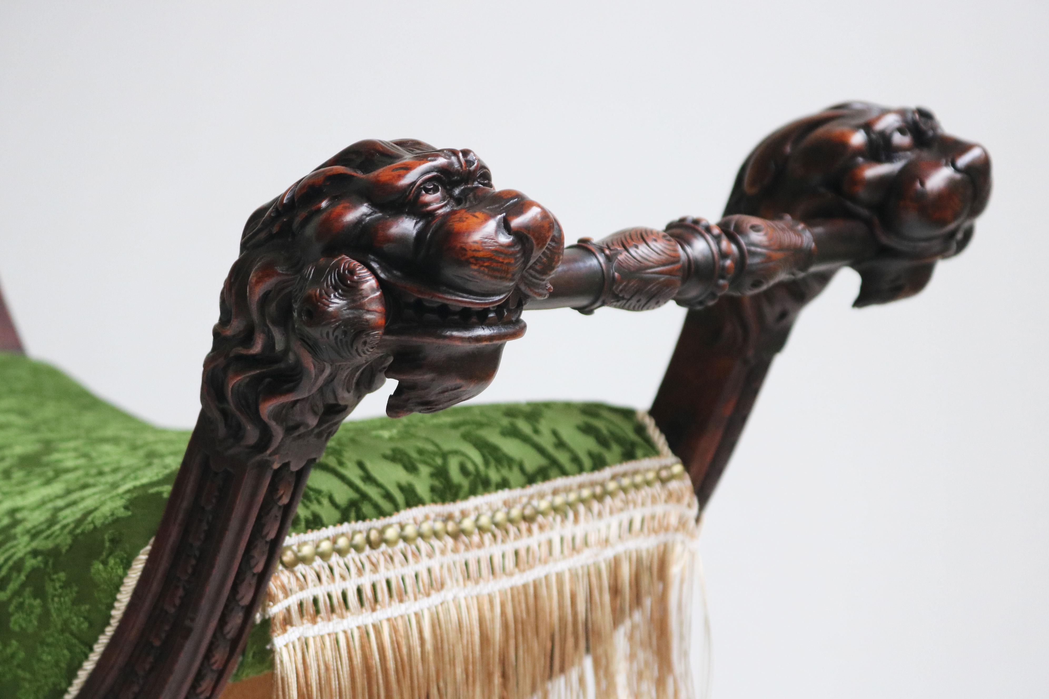 Magnifique paire de tabourets néo-gothiques du XIXe siècle, sculptés à la main dans du chêne par le célèbre sculpteur italien Victor Aimone, réputé pour son savoir-faire exquis et lauréat de la médaille d'or de l'Exposition de Paris. Ces tabourets