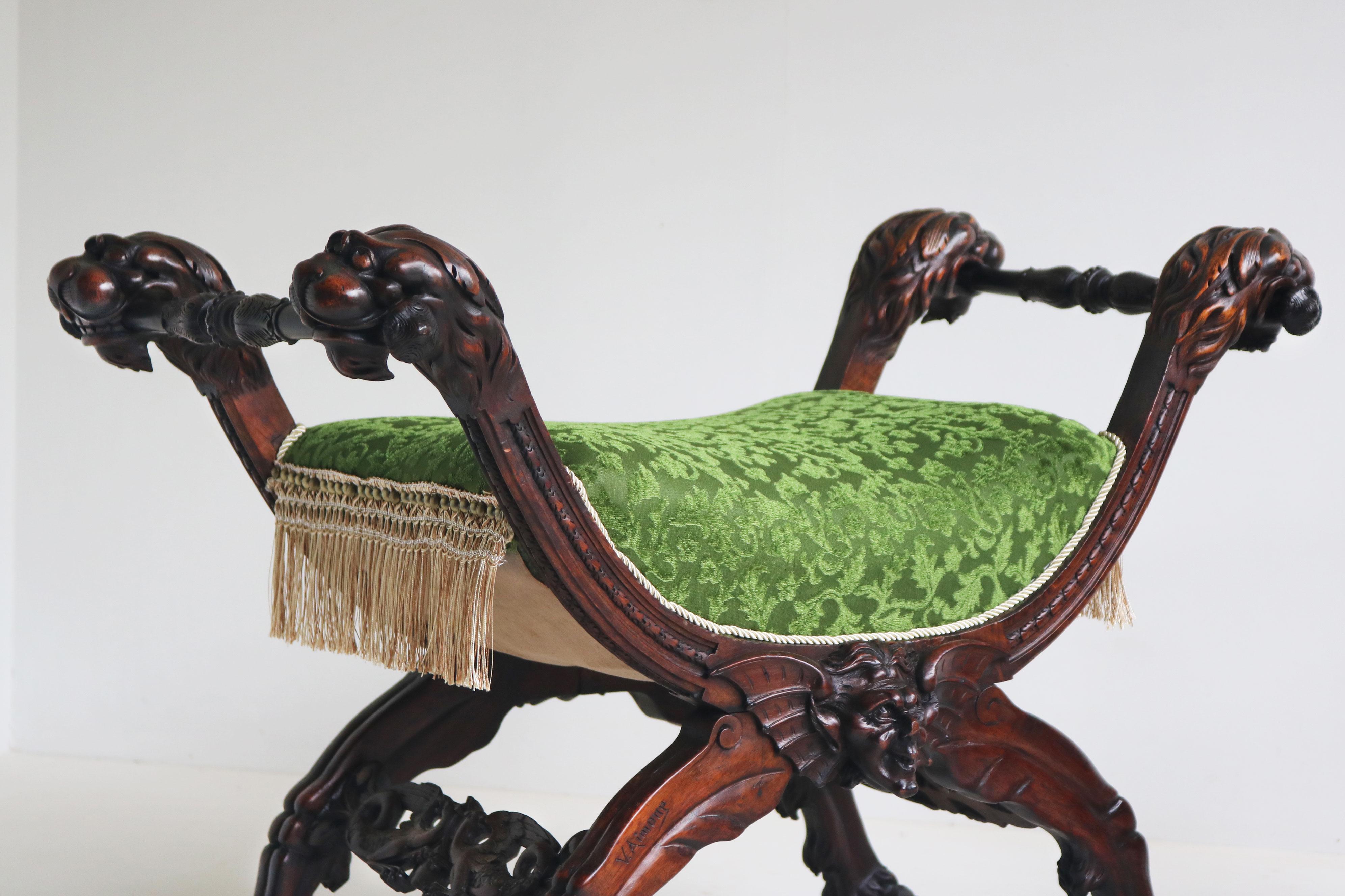 Néo-gothique Rare paire de tabourets néo-gothiques par Victor Oak Oak 19ème siècle têtes de lion en chêne en vente