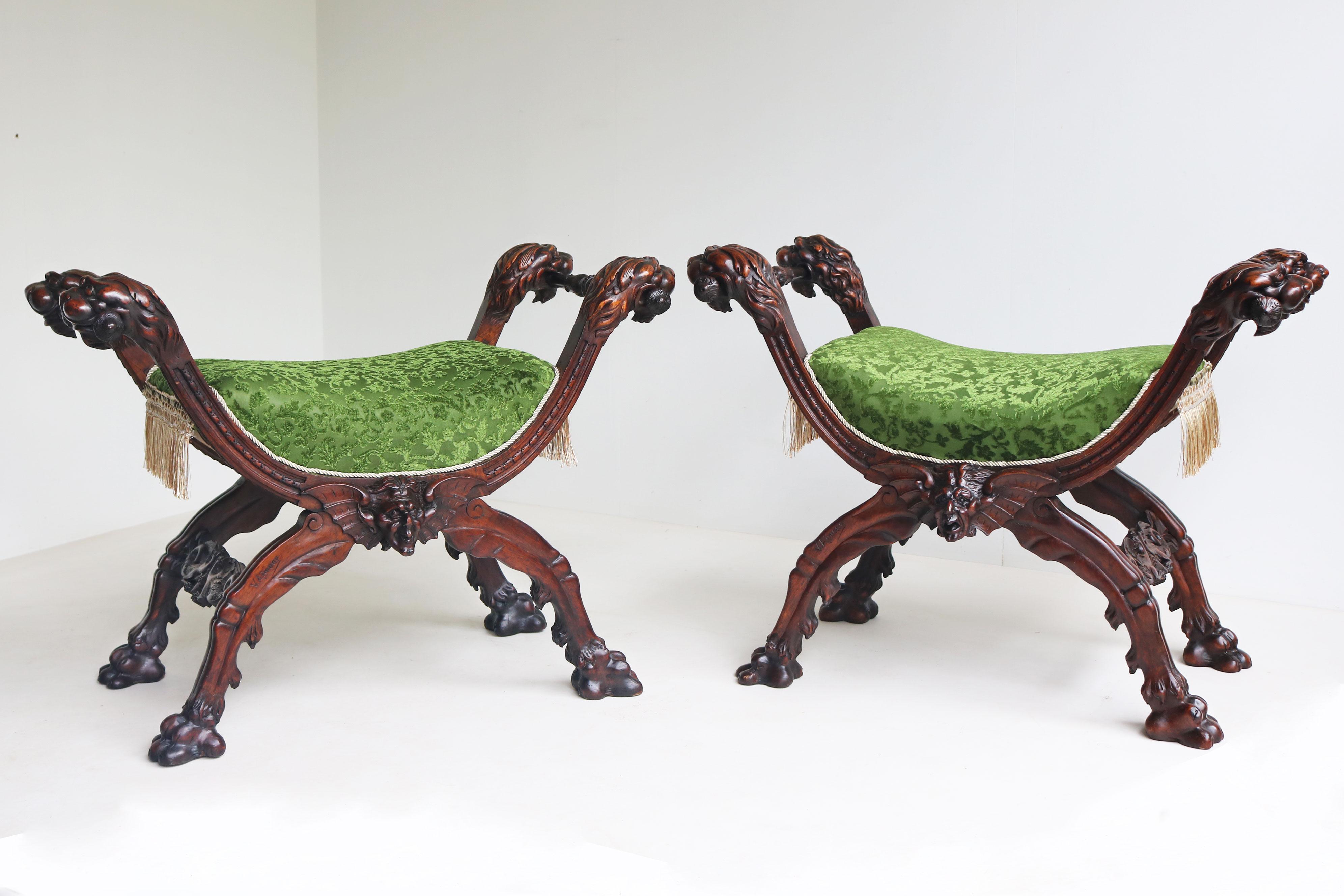 Français Rare paire de tabourets néo-gothiques par Victor Oak Oak 19ème siècle têtes de lion en chêne en vente