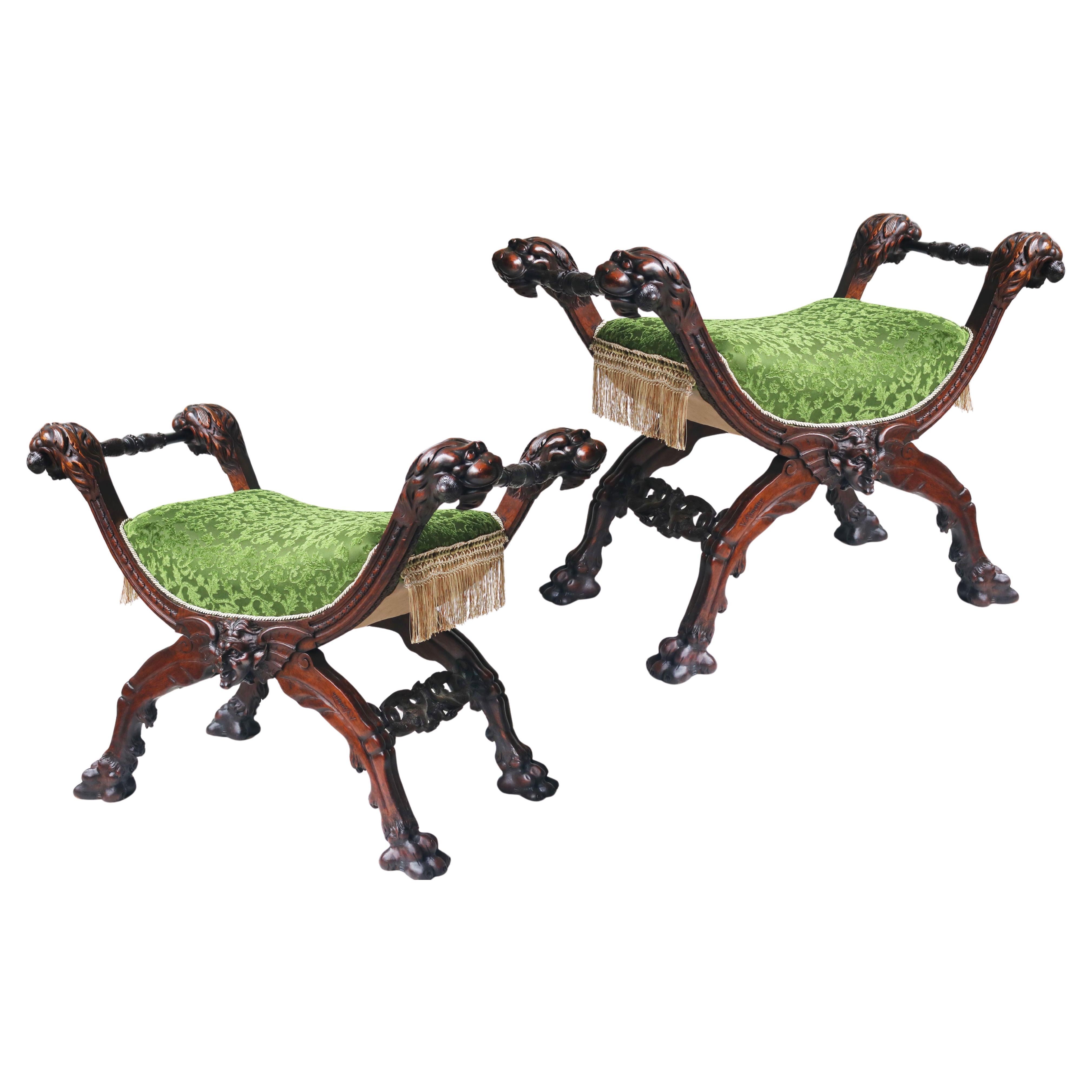 Rare paire de tabourets néo-gothiques par Victor Oak Oak 19ème siècle têtes de lion en chêne