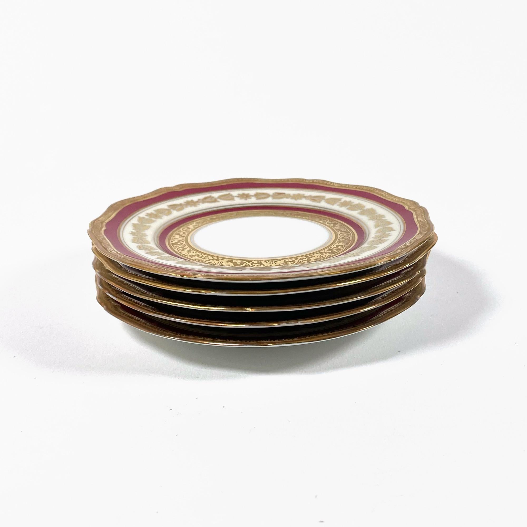 Rehaussez votre expérience culinaire avec cette superbe vaisselle Raynaud & Co, fabriquée en porcelaine fine de Limoges et ornée d'exquis motifs peints à la main avec de véritables incrustations de double or polies à l'agate. Cette remarquable