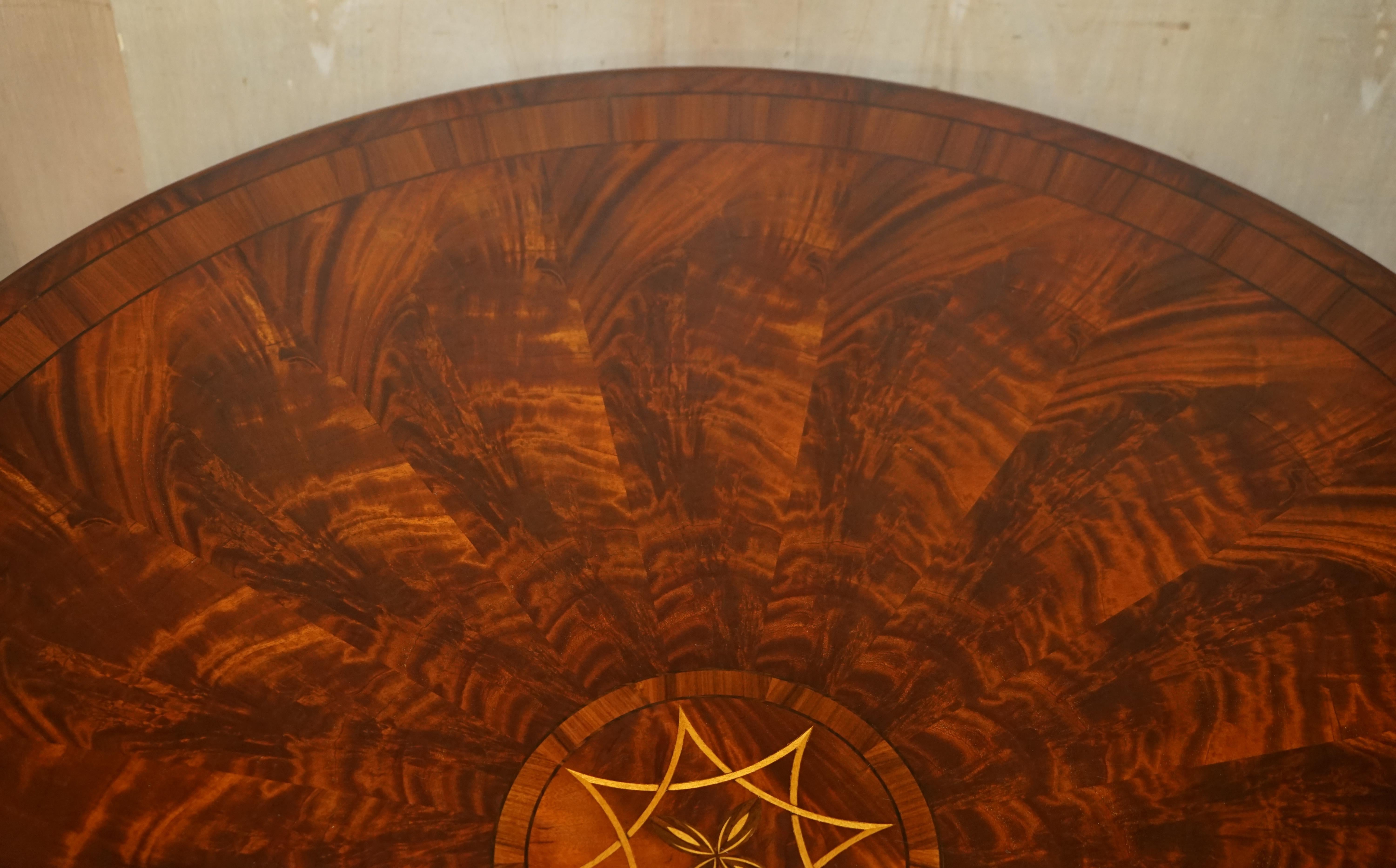 Exquisiter Delphin-Esstisch im Regency-Stil aus vergoldetem Holz mit geflammter Hartholzplatte im Angebot 10