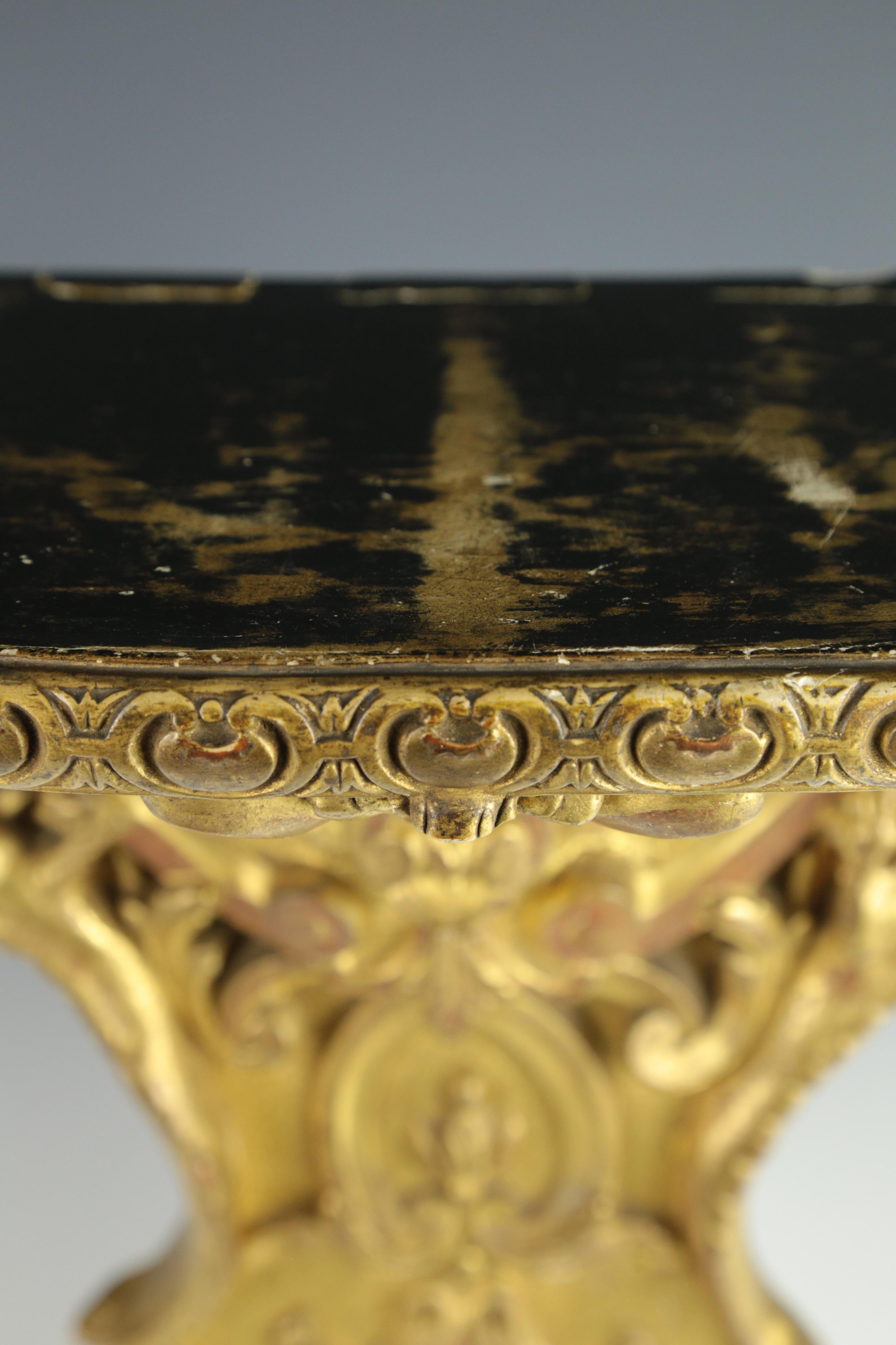 Squisito scaffale rinascimentale in legno dorato con staffa a grifone in vendita 10