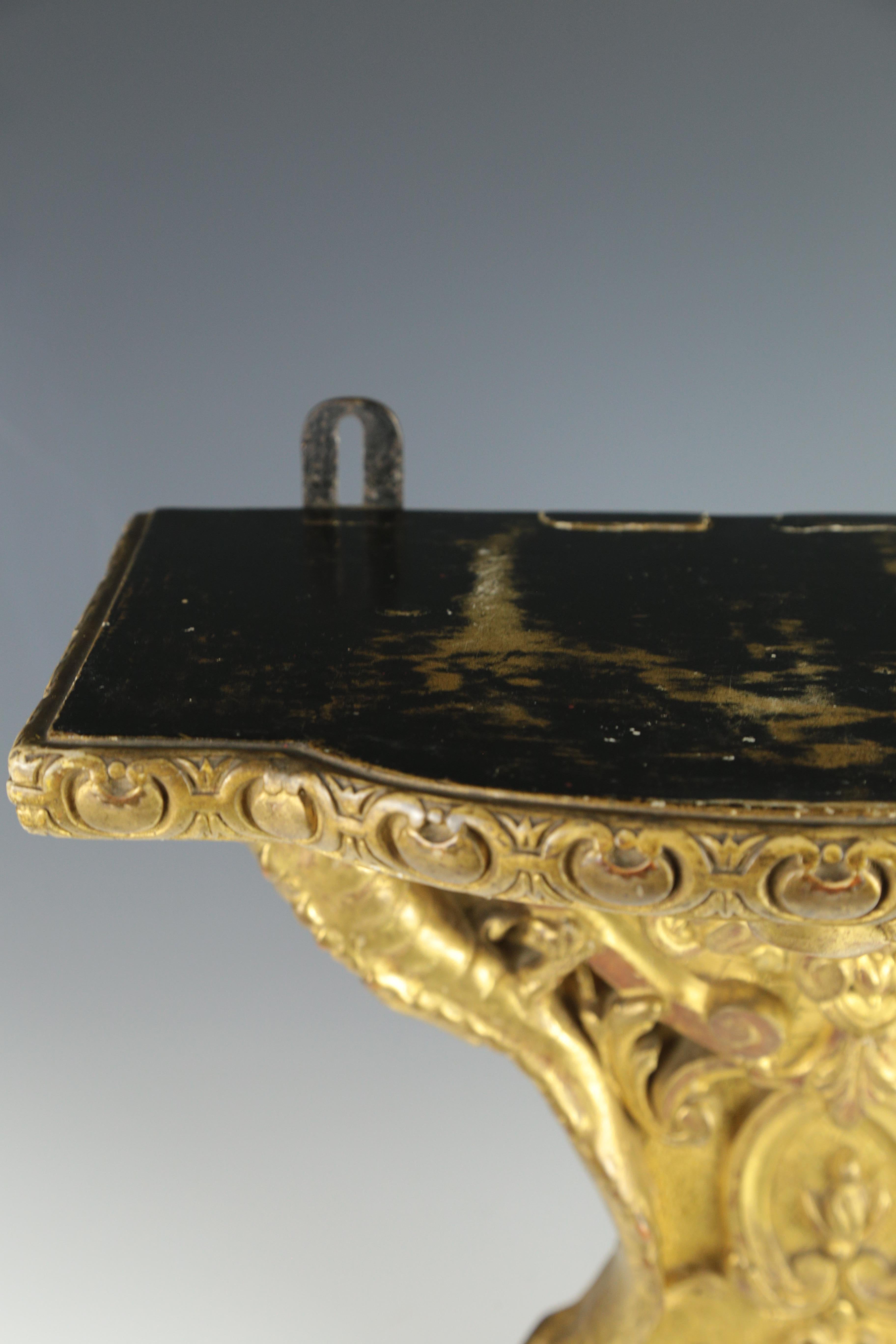Squisito scaffale rinascimentale in legno dorato con staffa a grifone in vendita 11