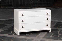 Exquise paire de commodes Art Déco en laque crème restaurée par Widdicomb:: c. 1948