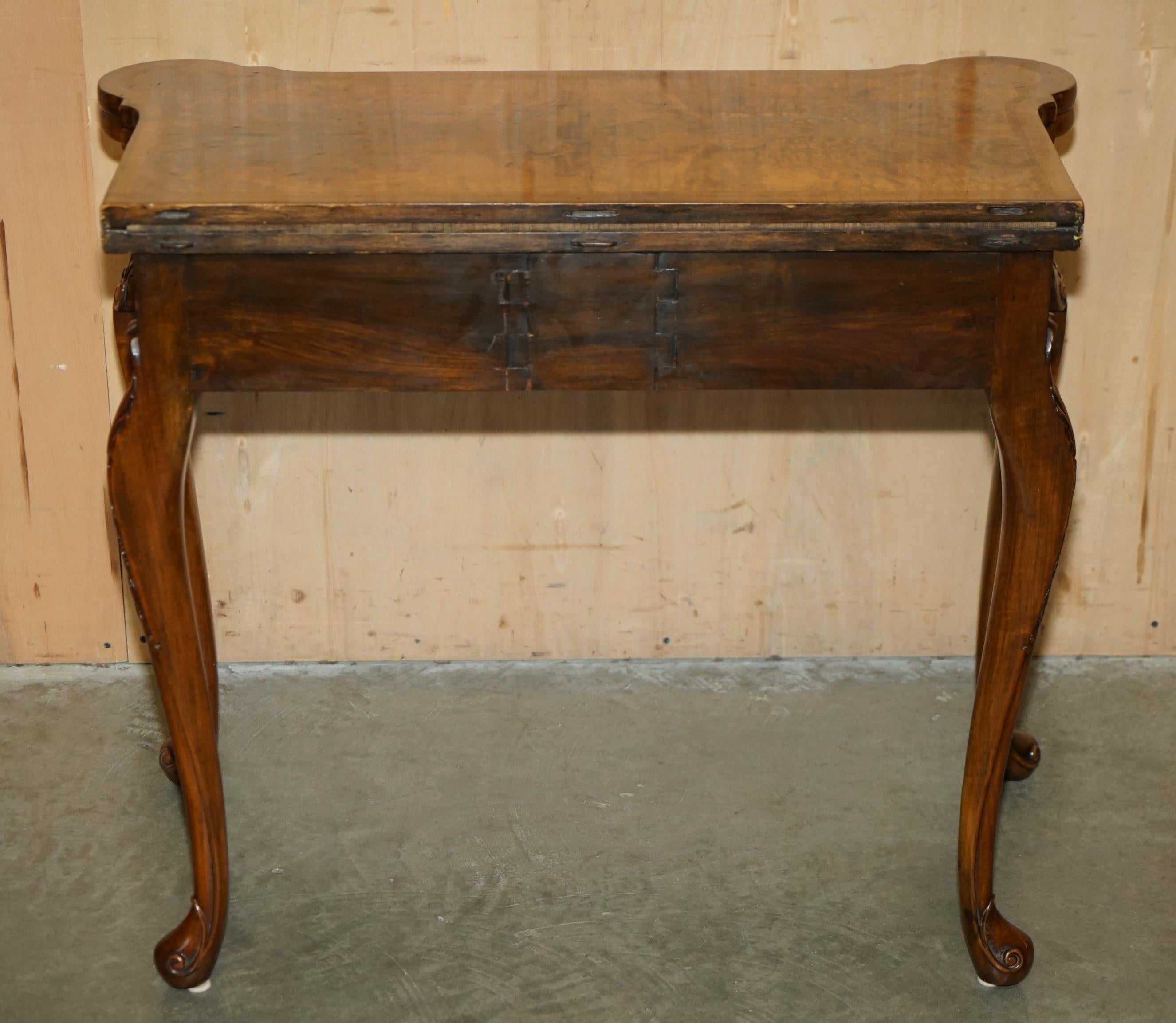 EXQUISITE RESTORED GEORGE II STYLE BURR WALNUT EMBROiDERED GAMES CARD TABLE For Sale 3