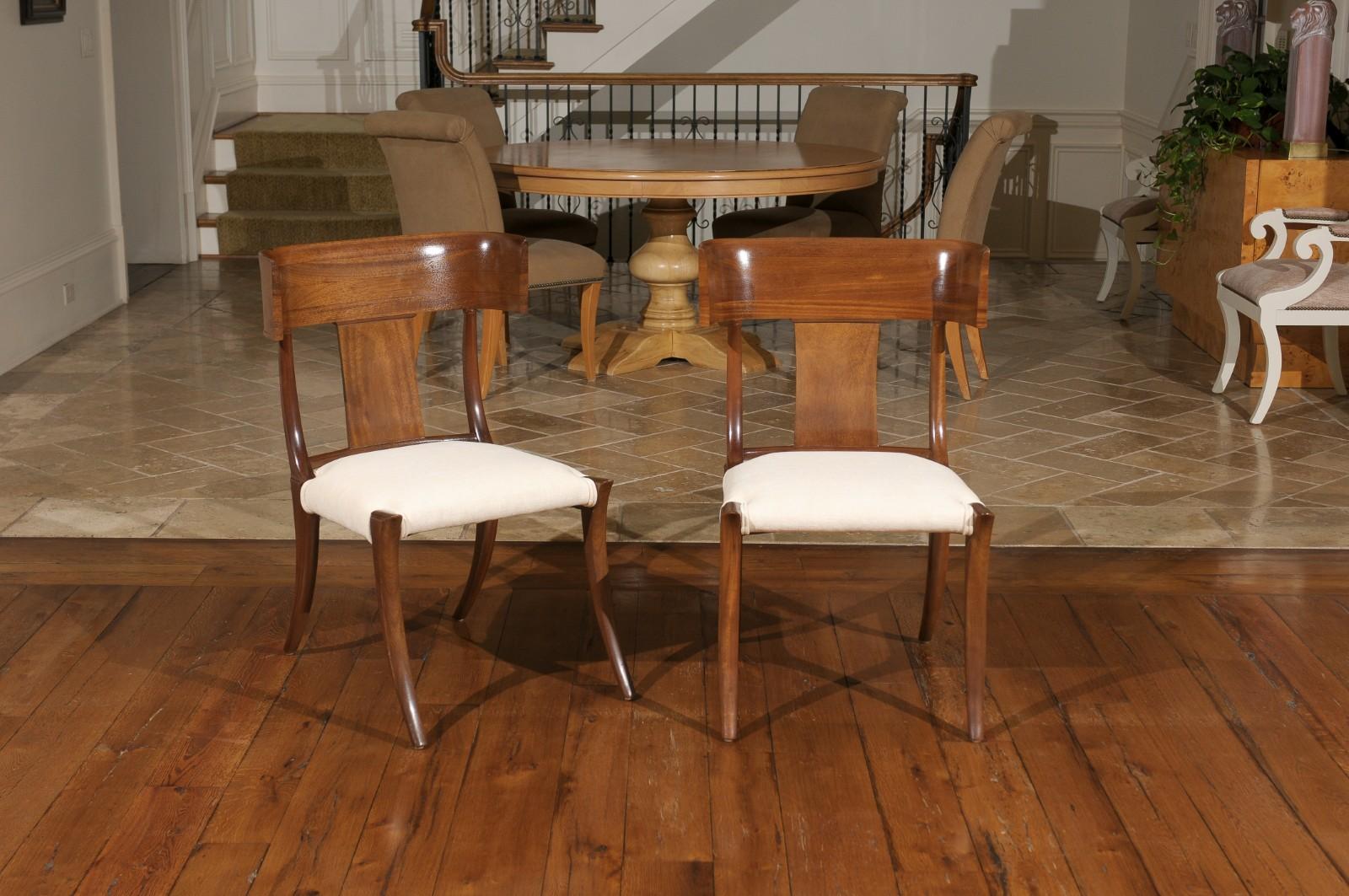 Exquisito conjunto restaurado de 10 sillas Klismos vintage de nogal de Stewart MacDougall en Excelente estado para la venta en Atlanta, GA