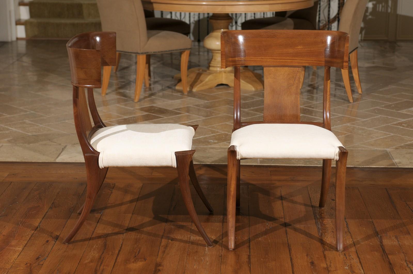 Exquisito conjunto restaurado de 10 sillas Klismos vintage de nogal de Stewart MacDougall mediados del siglo XX en venta
