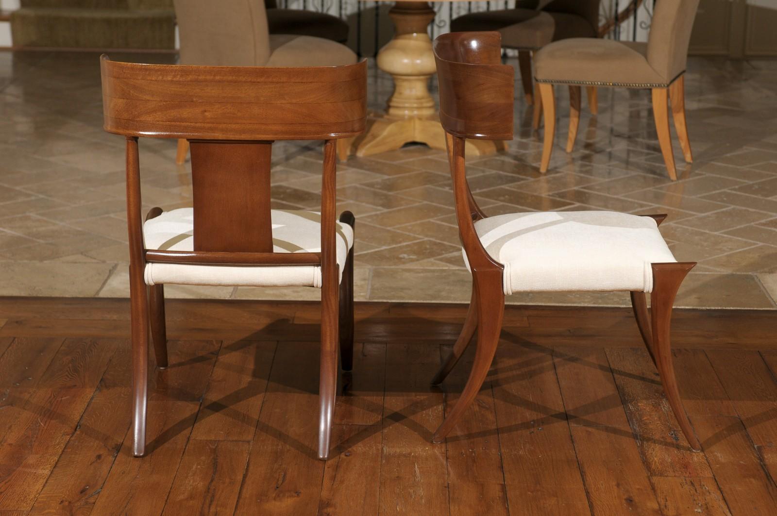 Exquisito conjunto restaurado de 10 sillas Klismos vintage de nogal de Stewart MacDougall Nogal en venta