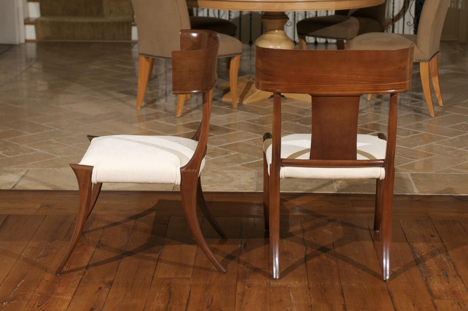 Exquisito conjunto restaurado de 10 sillas Klismos vintage de nogal de Stewart MacDougall en venta 1