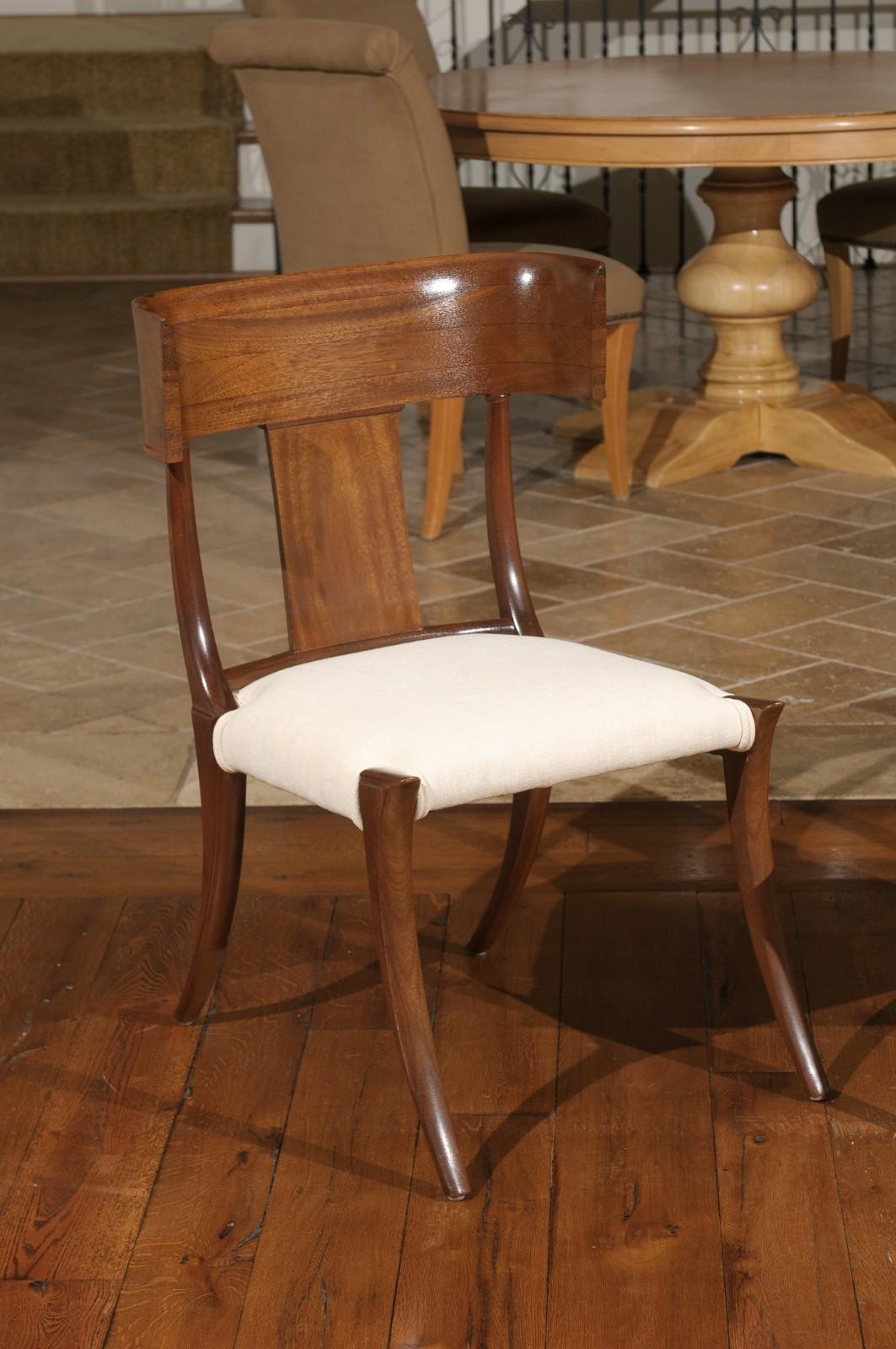 Exquisito conjunto restaurado de 12 sillas Klismos vintage de nogal de Stewart MacDougall Moderno orgánico en venta