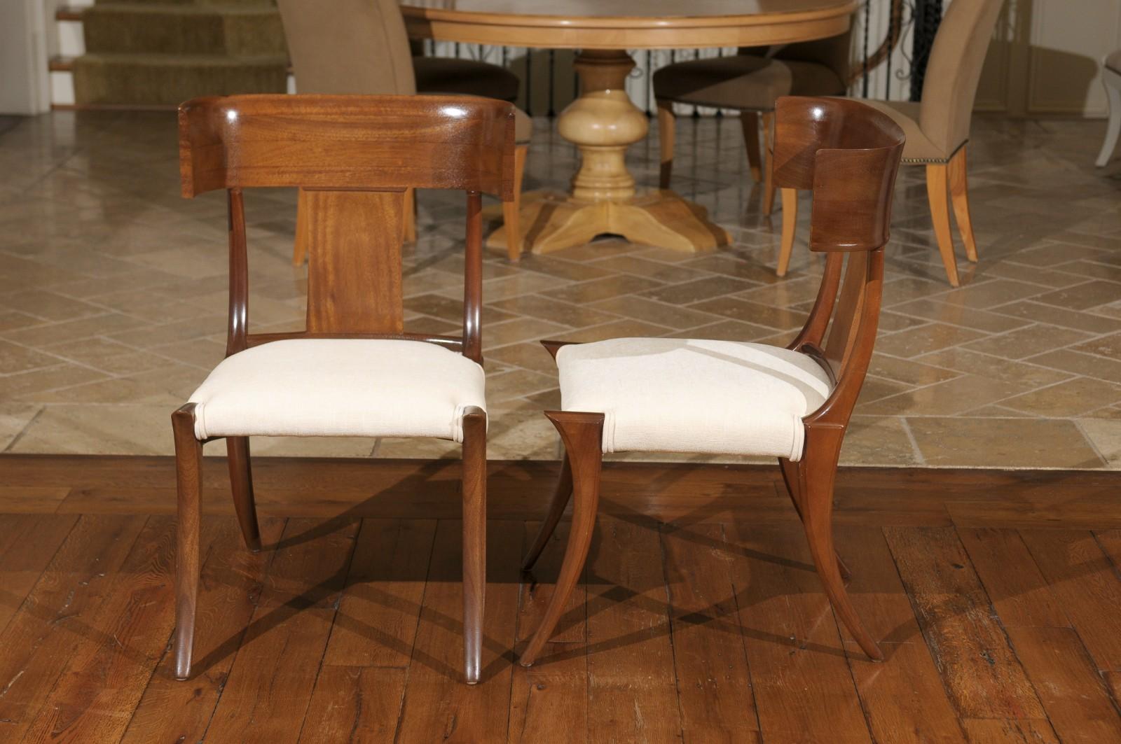 Exquisito conjunto restaurado de 12 sillas Klismos vintage de nogal de Stewart MacDougall en venta 1