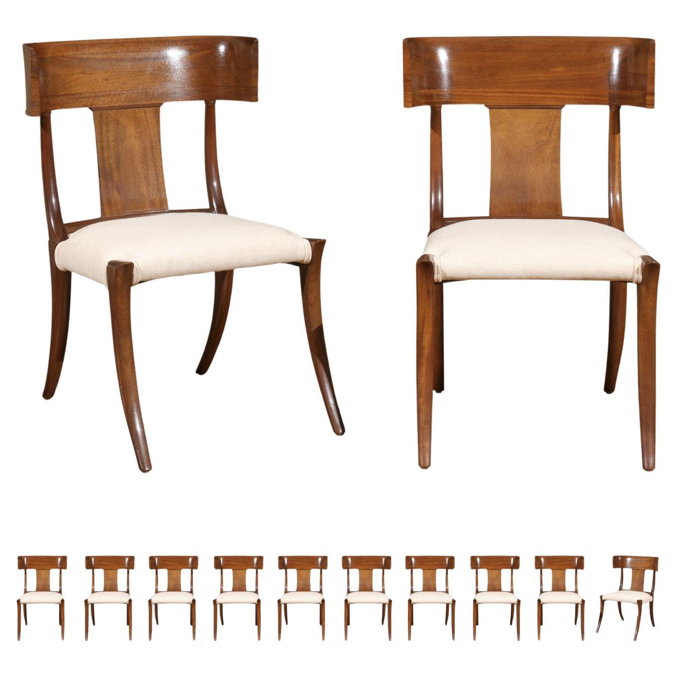 Exquisito conjunto restaurado de 12 sillas Klismos vintage de nogal de Stewart MacDougall en venta