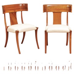 Splendido set restaurato di 12 sedie klismos in noce di Stewart & MacDougall