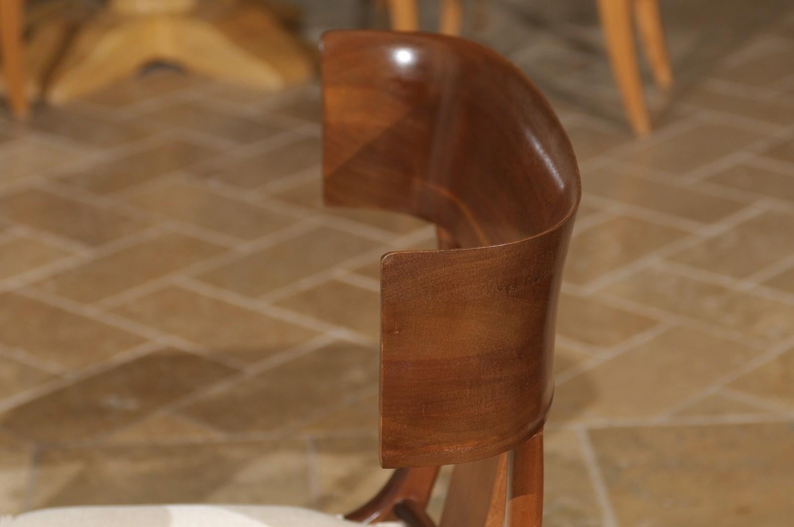 Exquisito conjunto restaurado de 6 sillas Klismos vintage de nogal de Stewart MacDougall en venta 3