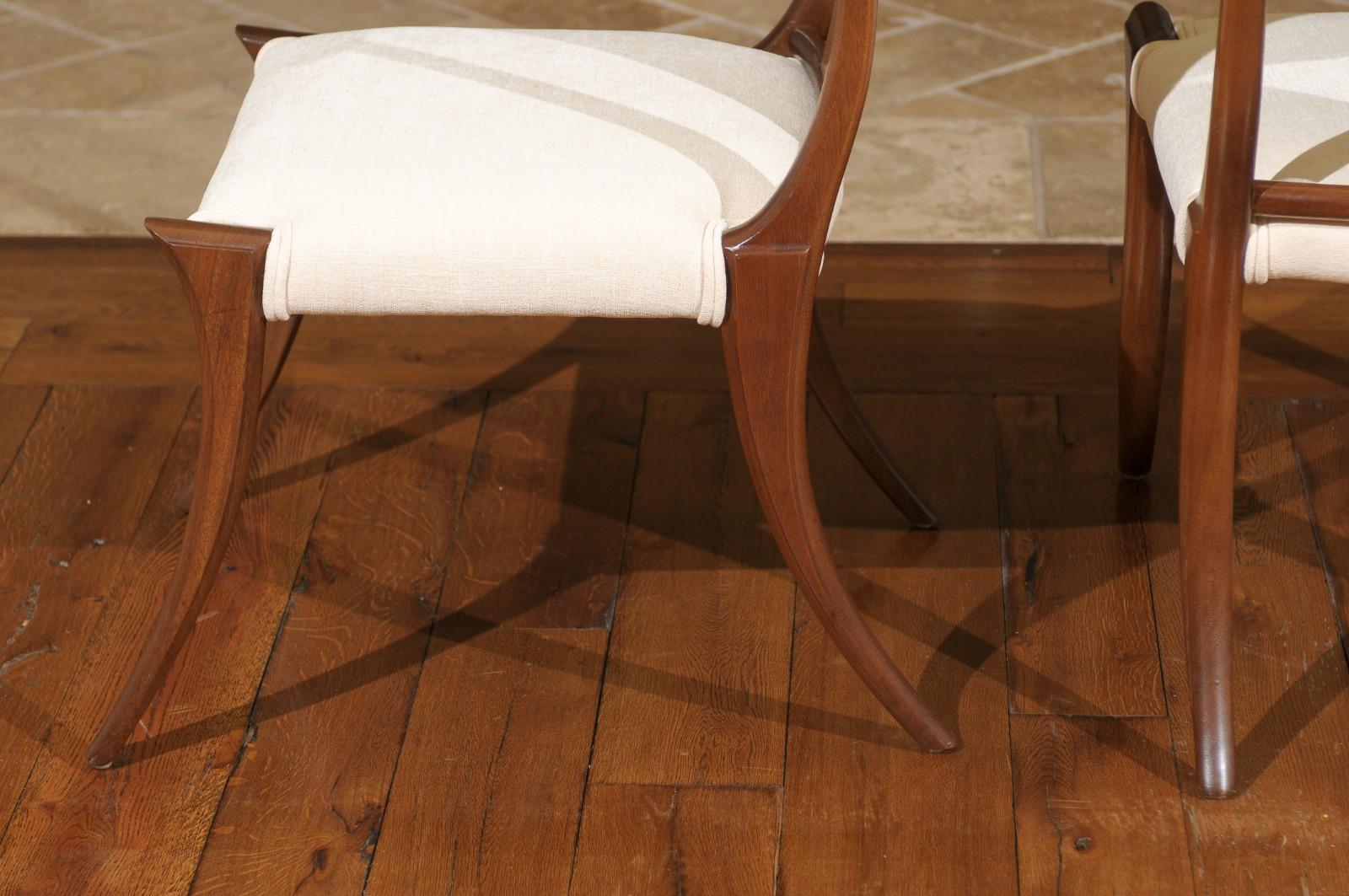 Exquisito conjunto restaurado de 6 sillas Klismos vintage de nogal de Stewart MacDougall en venta 2