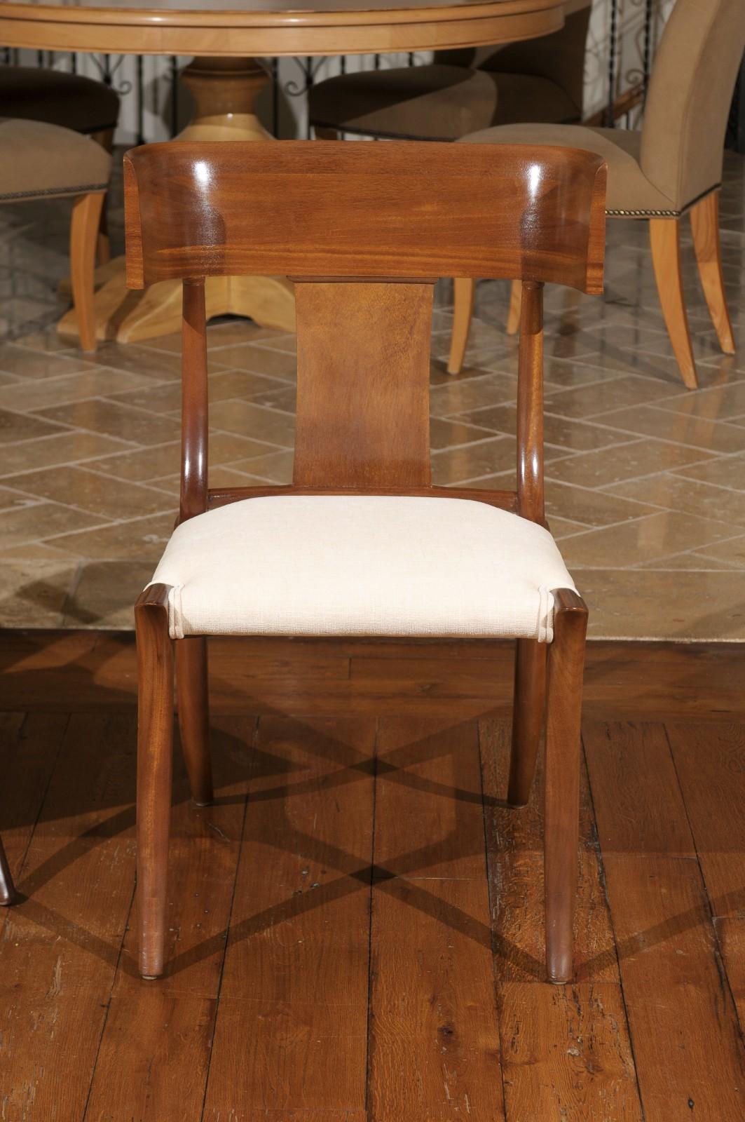 Exquisito conjunto restaurado de 8 sillas Klismos vintage de nogal de Stewart MacDougall Estadounidense en venta