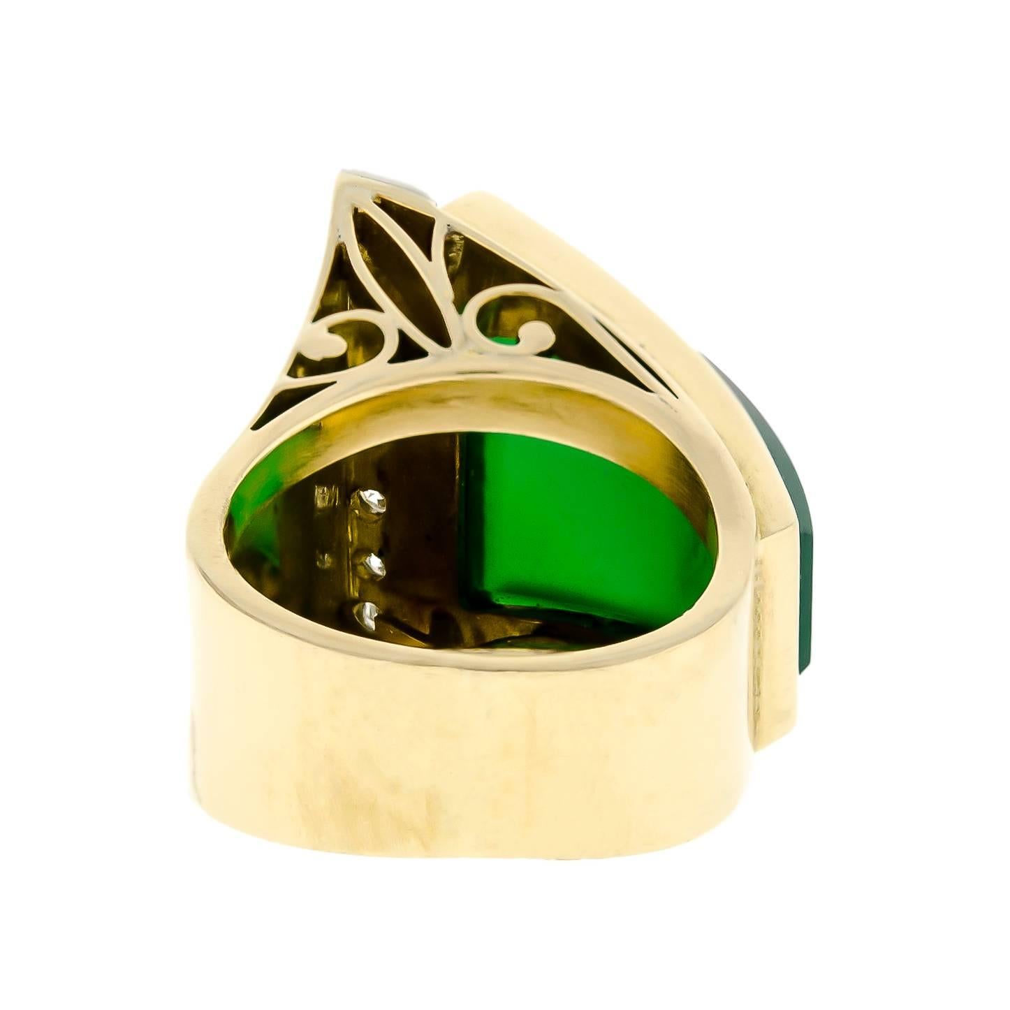 Exquisite Retro Chrysoprase Diamond and 18K Yellow Gold Abstract Ring For Sale 1