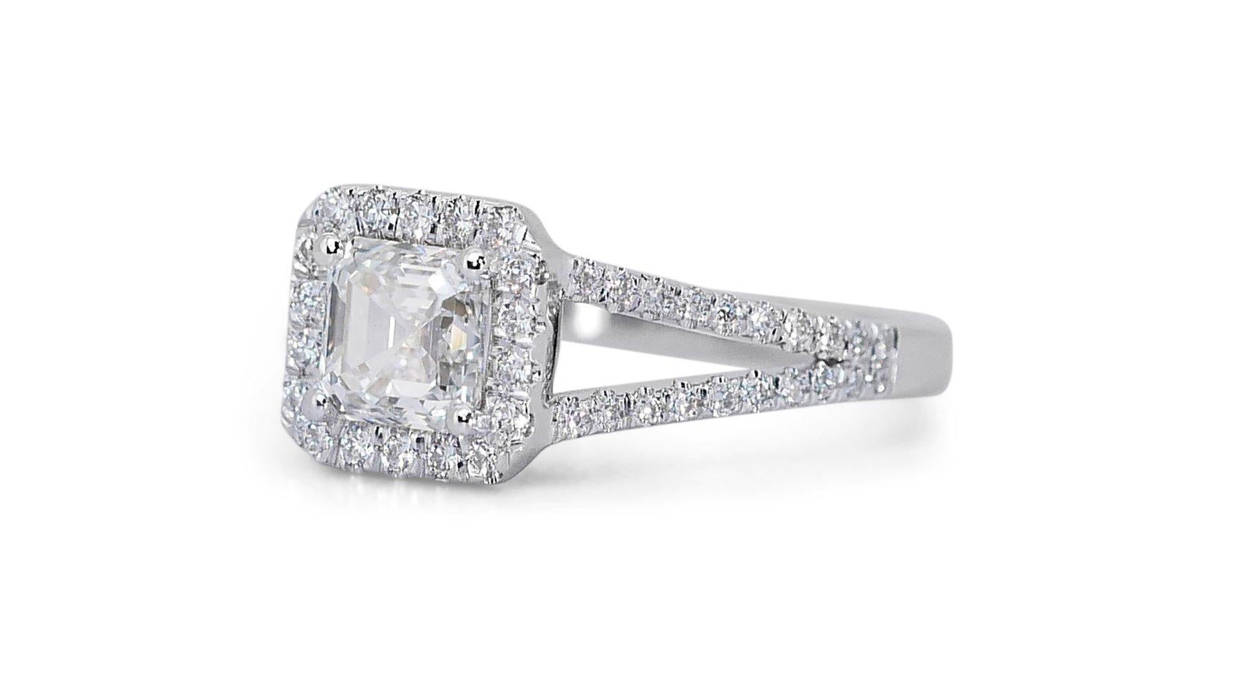 Emerald Cut Exquisite Ring with a Dazzling 1.01 carat Square Emerald Natural Diamond For Sale
