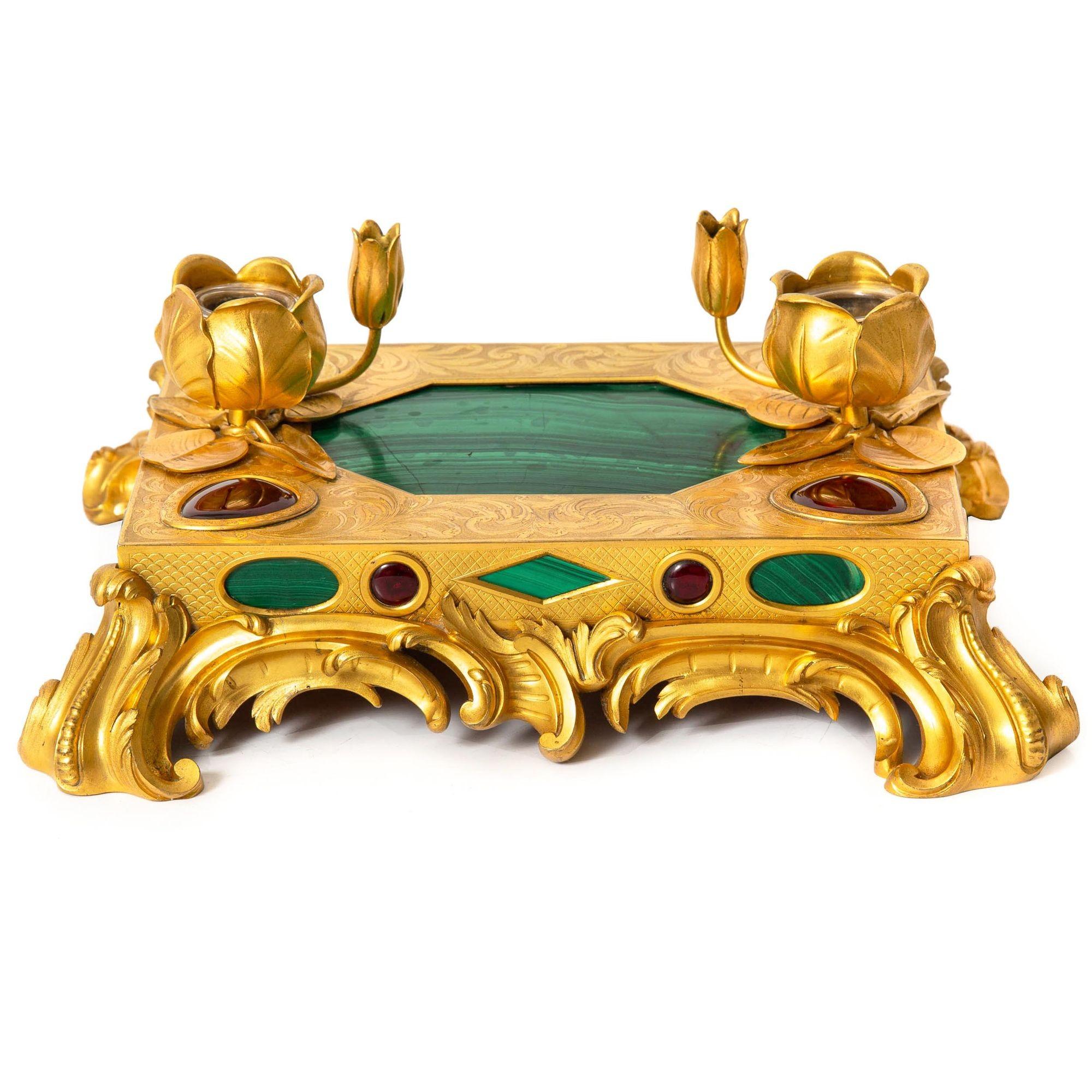 SCRIVANIA ROCOCÒ IMPIALLACCIATA DI MALACHITE E MONTATA SU ORMOLU
Circa 1880  non marcato  di qualità estremamente pregiata
Articolo # 404XKP19B

Un encrier (calamaio) estremamente raffinato impiallacciato in malachite, con montature in ormolu di