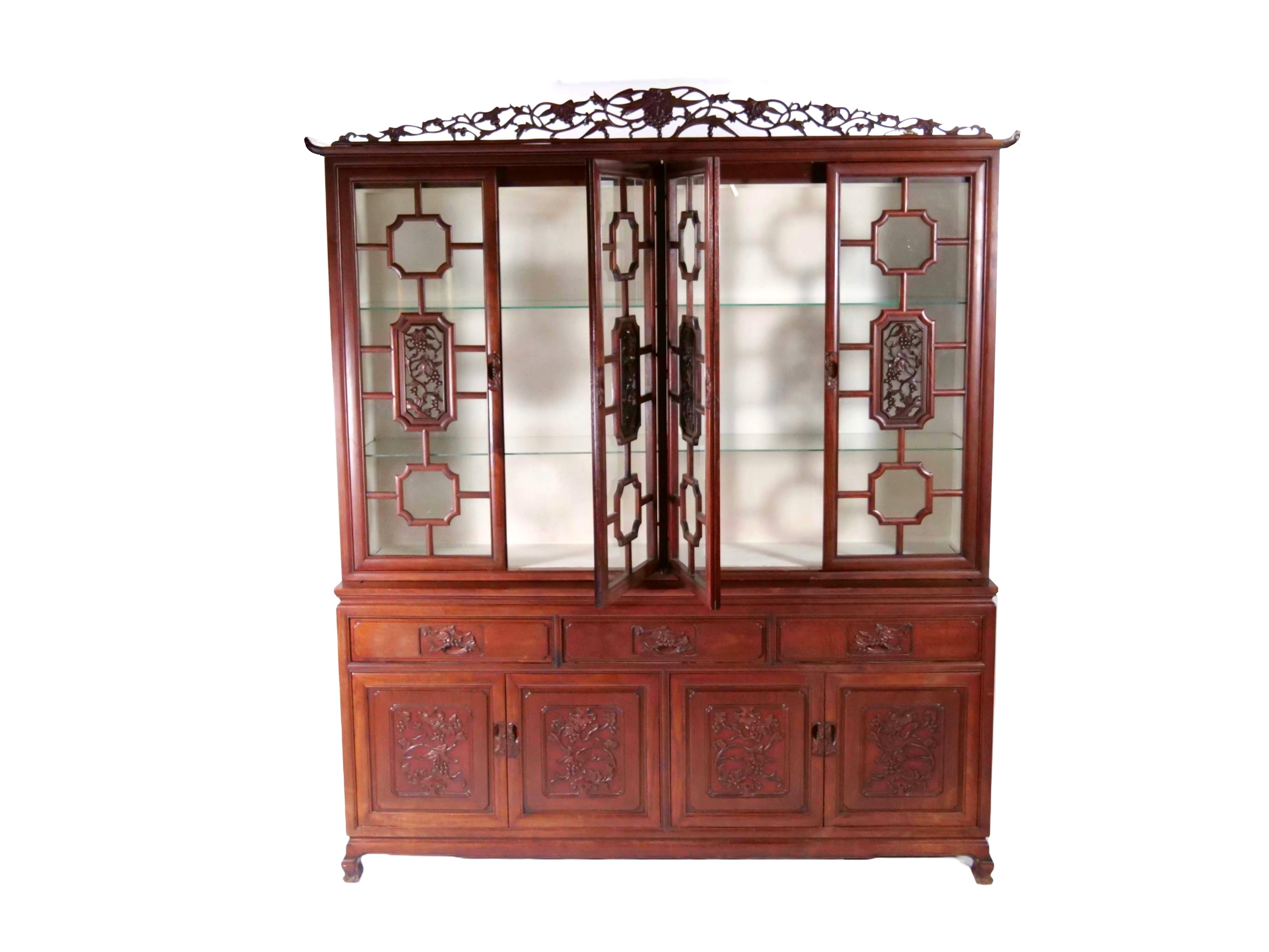 Ce magnifique meuble à porcelaine oriental en deux parties est un véritable témoignage de la maîtrise de l'artisanat. Il a été conçu pour servir de grand cabinet de curiosités ou de vitrine à porcelaine pour les objets de collection précieux.