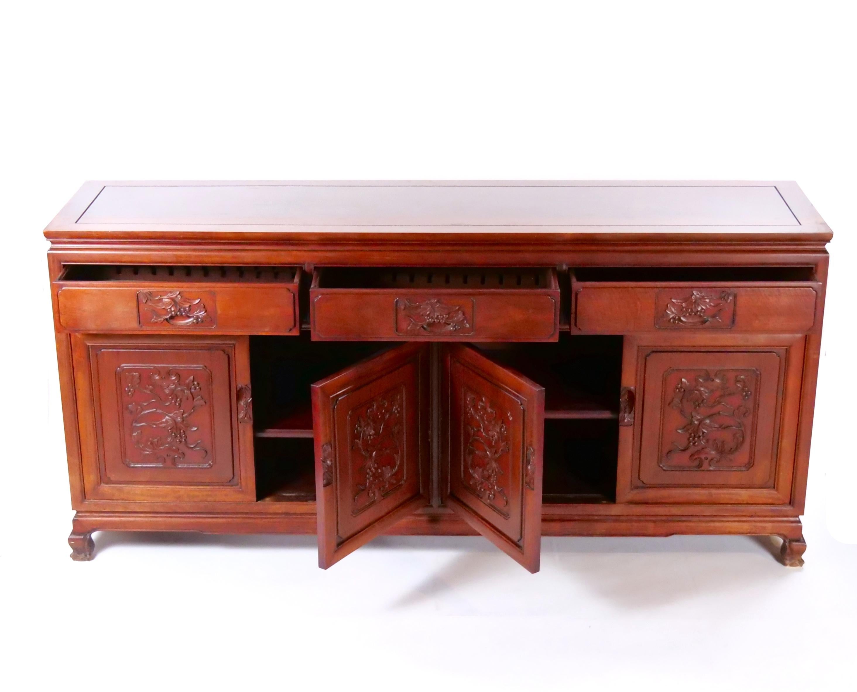 Singapourien Exquise façade orientale en bois de rose sculptée à la main - Fin du 19e siècle / début du 20e siècle en vente