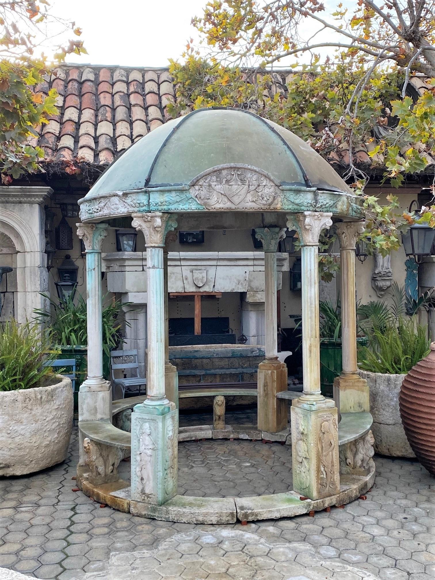 Exquises colonnes de sièges en cuivre et pierre sculptée de type Kiosk à structure Rotunda en vente 2