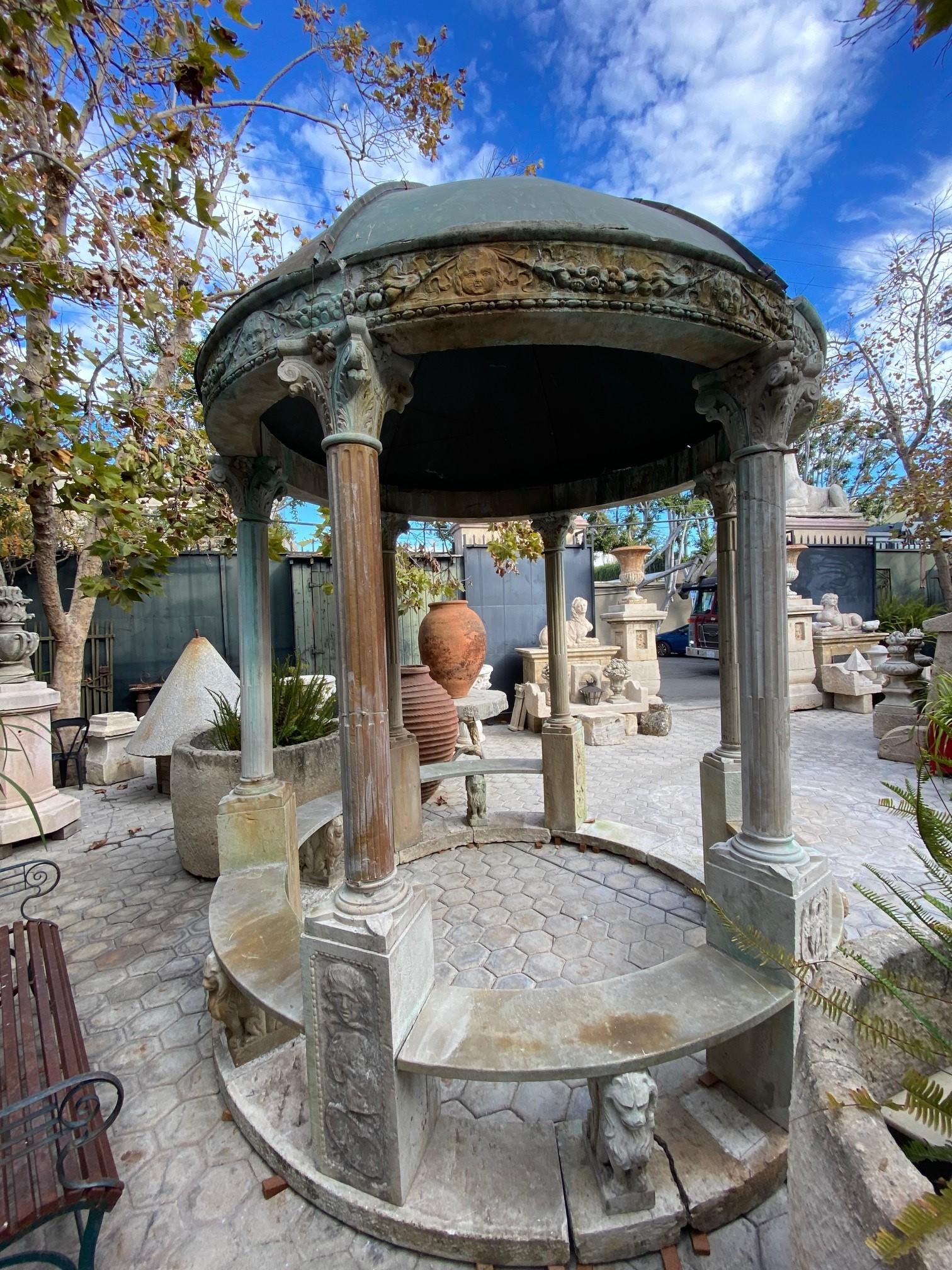 Français Exquises colonnes de sièges en cuivre et pierre sculptée de type Kiosk à structure Rotunda en vente