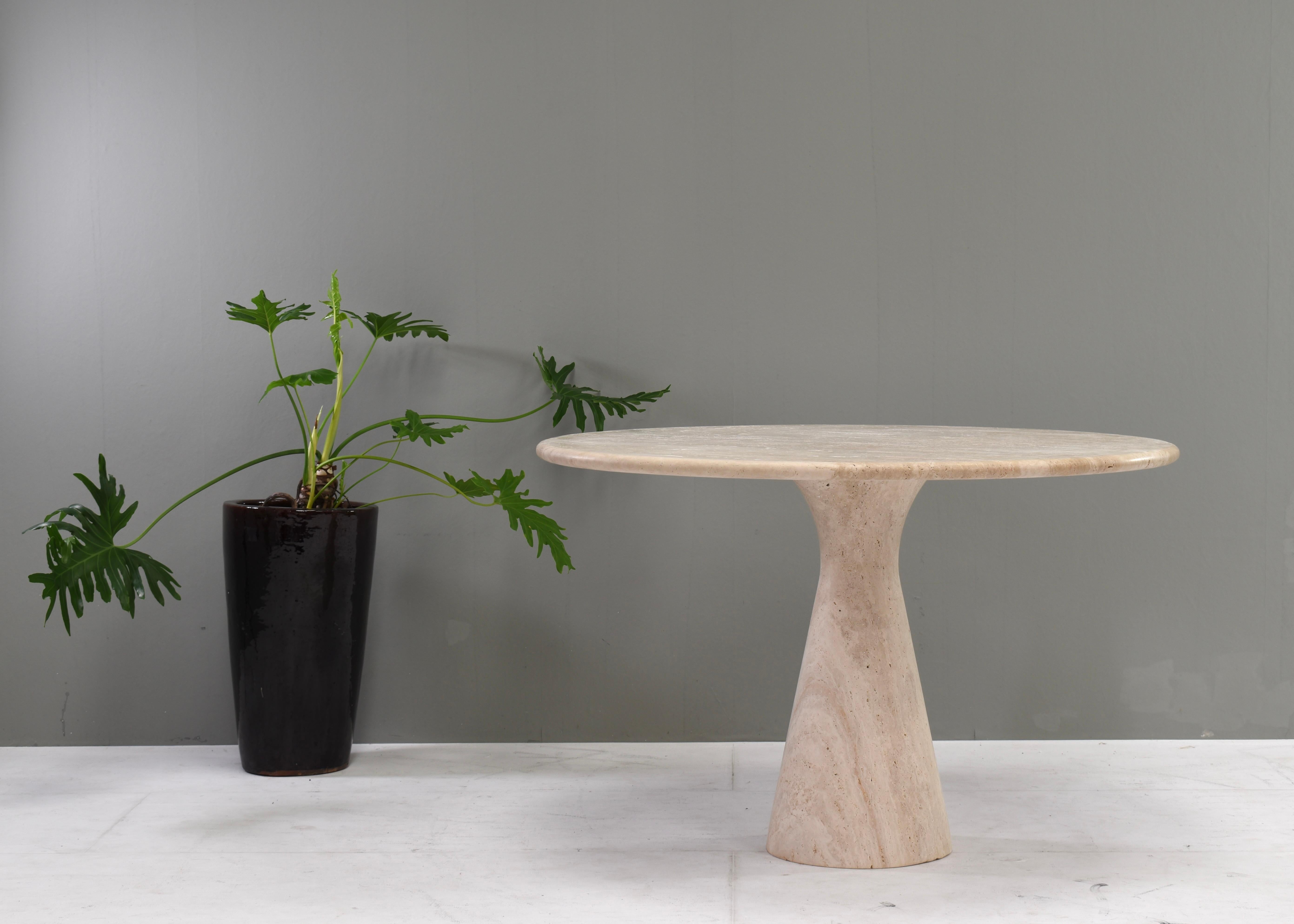 Mid-Century Modern Magnifique table de salle à manger ronde en travertin dans le manoir d'Angelo Mangiarotti/Up&Up en vente