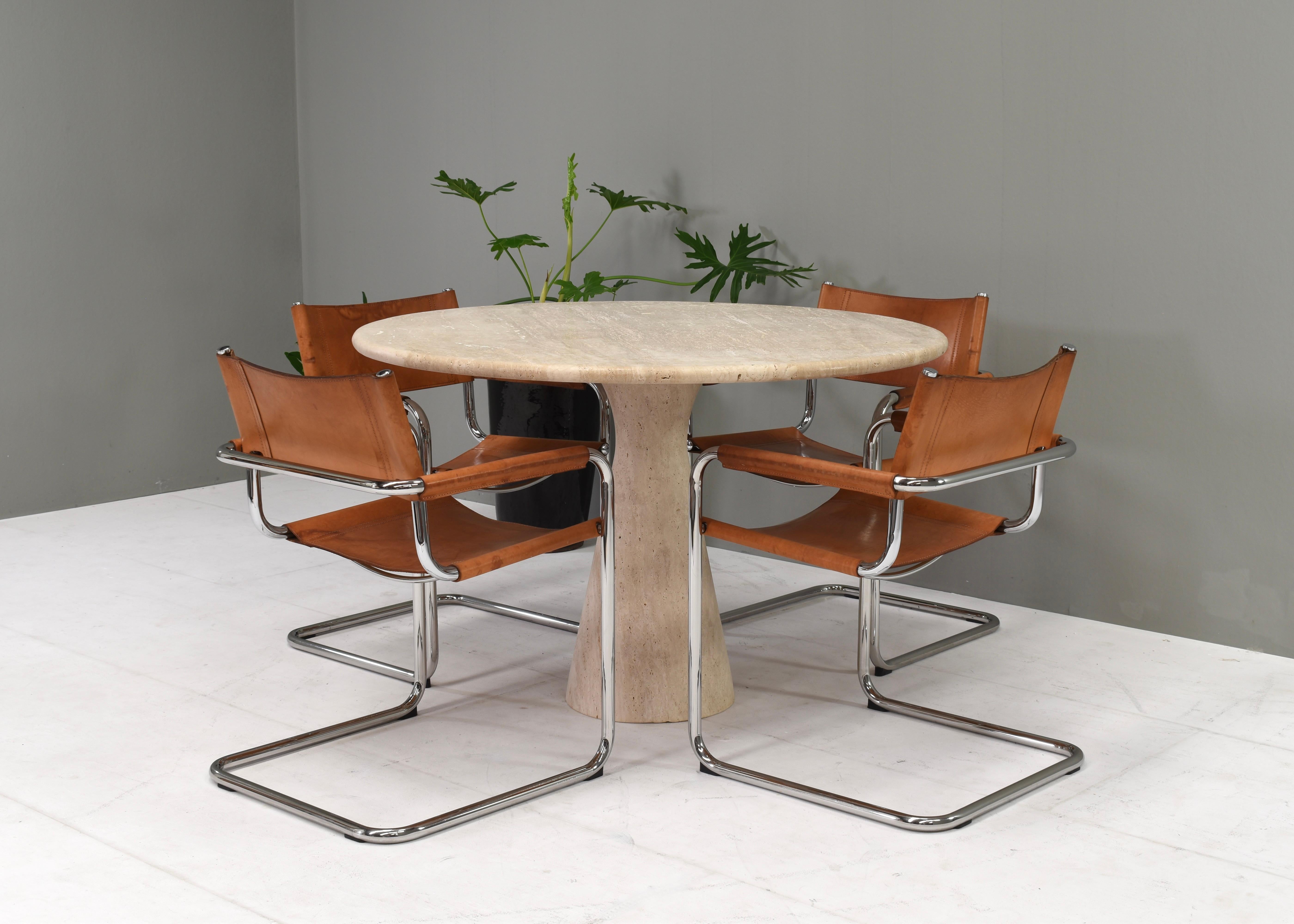 Européen Magnifique table de salle à manger ronde en travertin dans le manoir d'Angelo Mangiarotti/Up&Up en vente