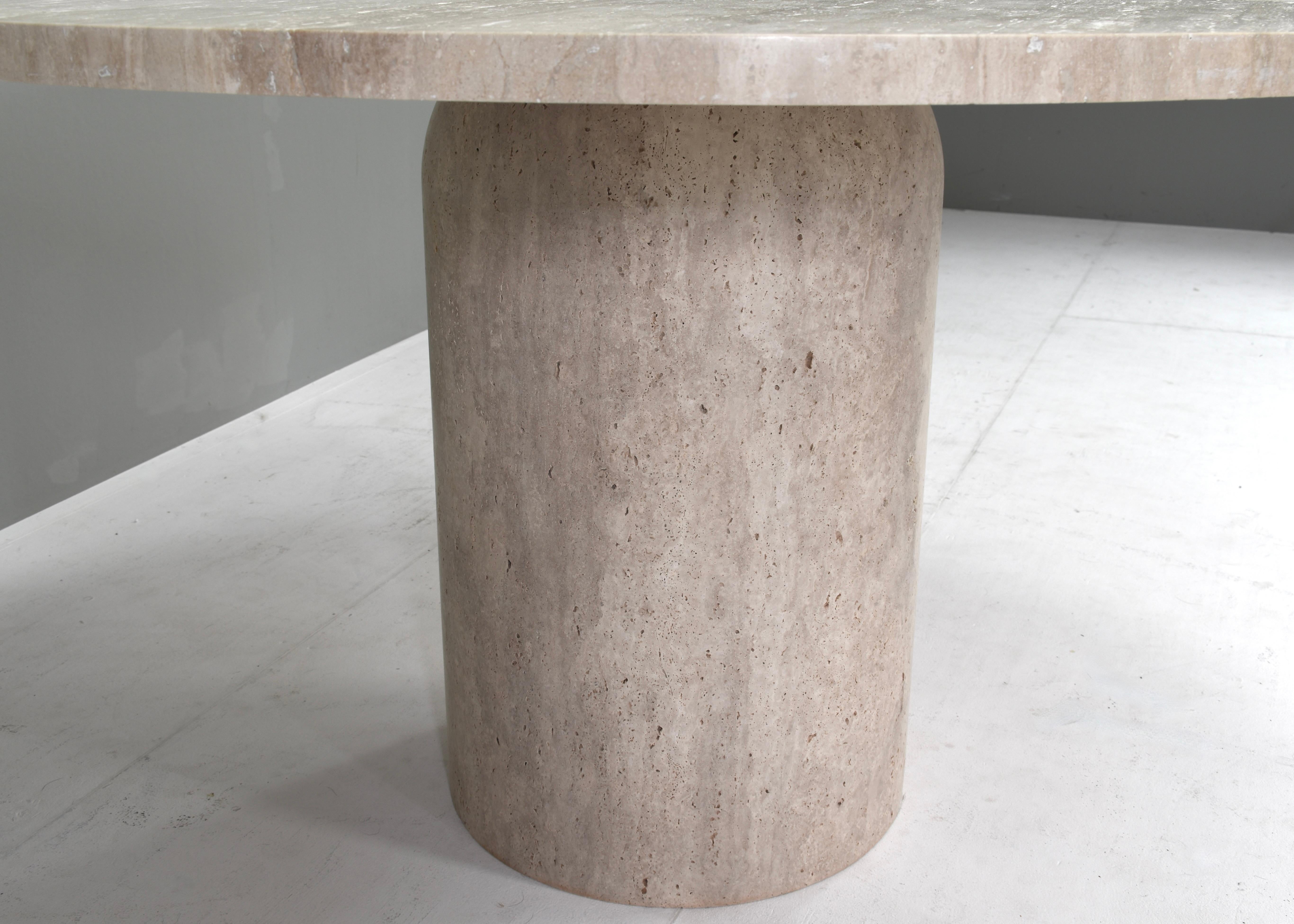 Late 20th Century Exquisite Round Travertine Dining Table in the manor of Up& Up and Mangiarotti