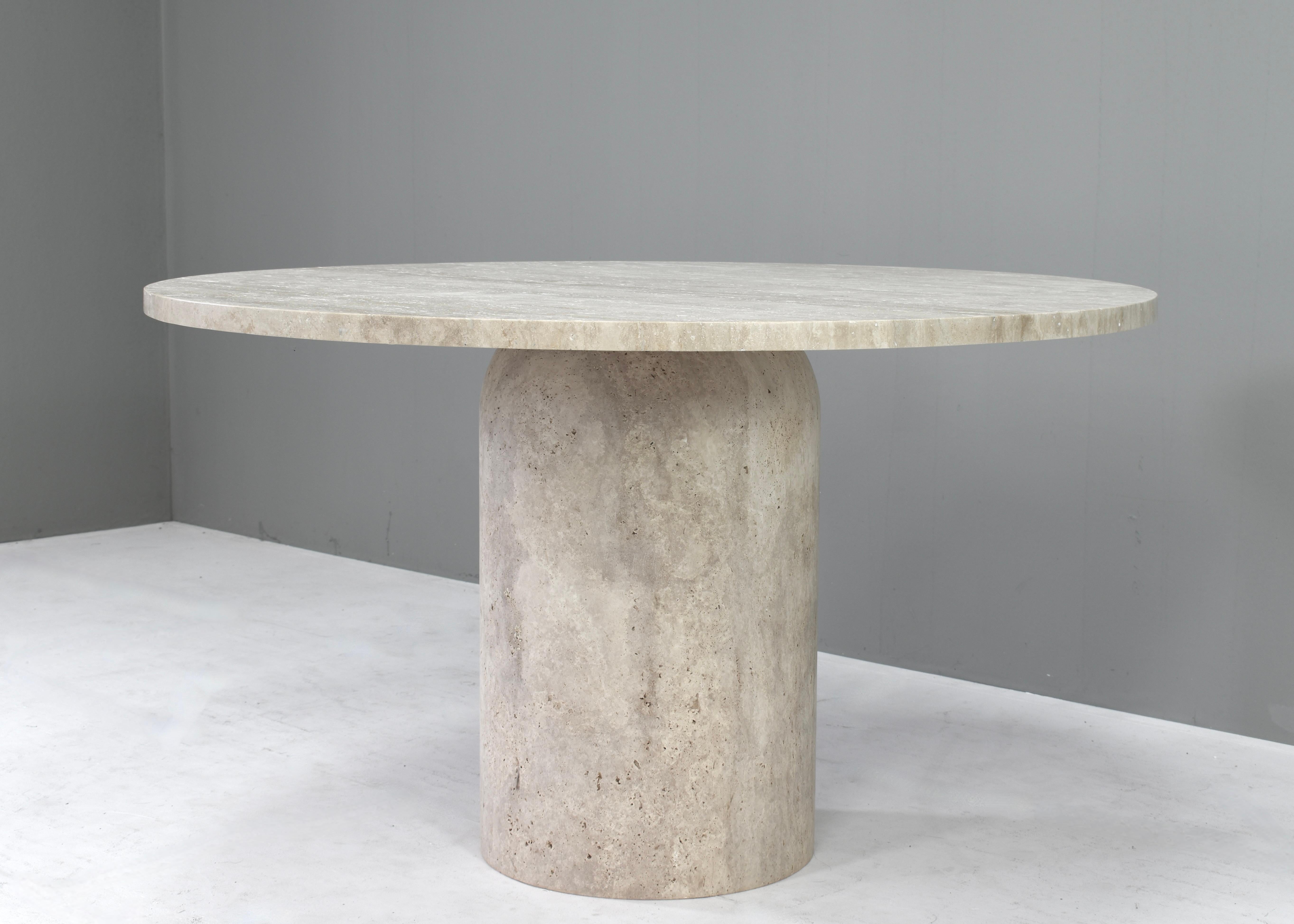 Voici cette exquise table à manger ronde en travertin - Elegance dans le manoir de Up&Up, Angelo Mangiarotti et Kelly Wearstler.
La table est fabriquée sur commande, il se peut donc que la table commandée diffère des photos.
Design/One : à la
