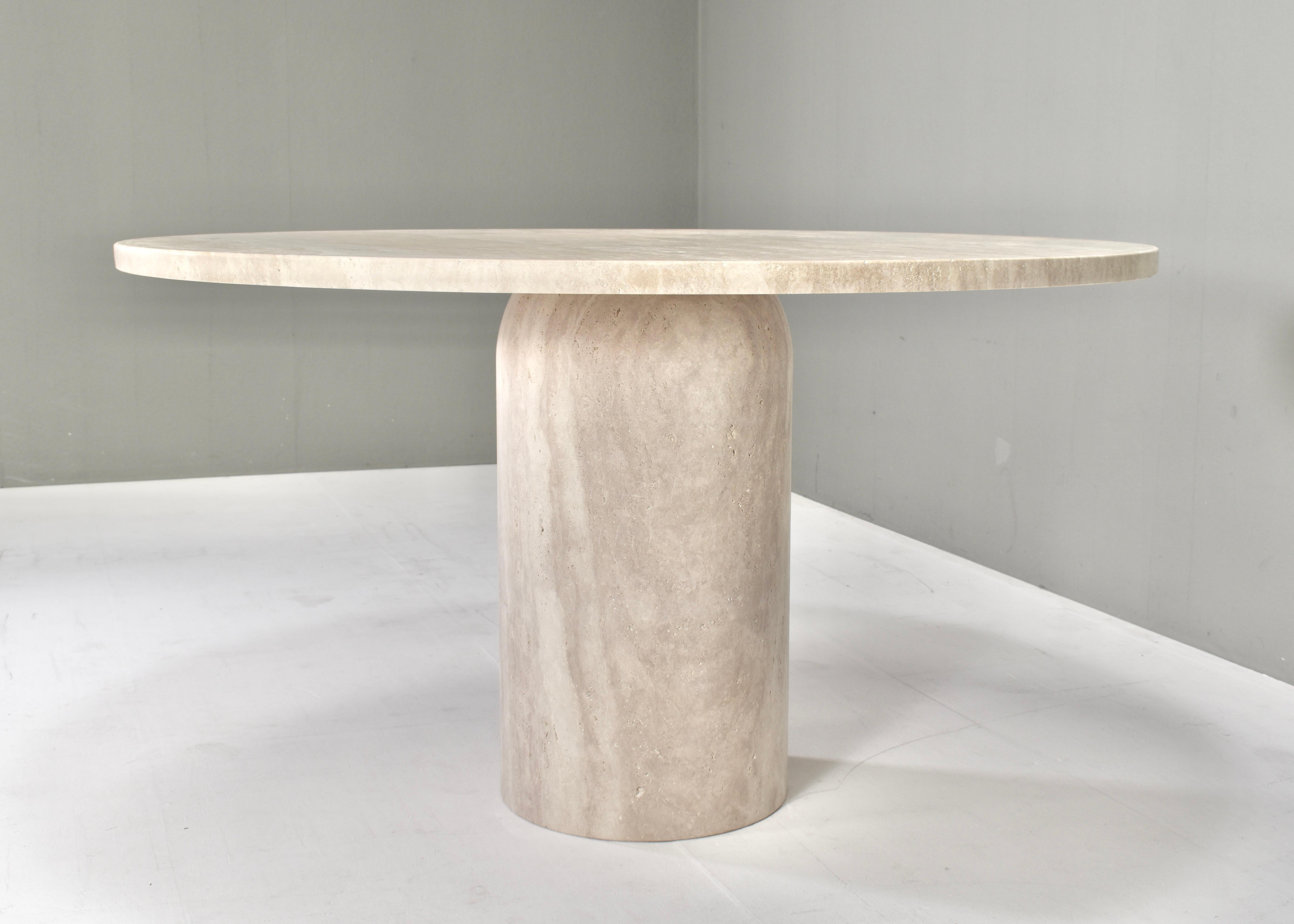 Voici cette exquise table à manger ronde en travertin - Elegance dans le manoir de Up&Up, Angelo Mangiarotti et Kelly Wearstler.
Design/One : à la manière de Kelly Wearstler
Fabricant : à la manière d'Up&Up 
Modèle : table à manger ronde
Période de