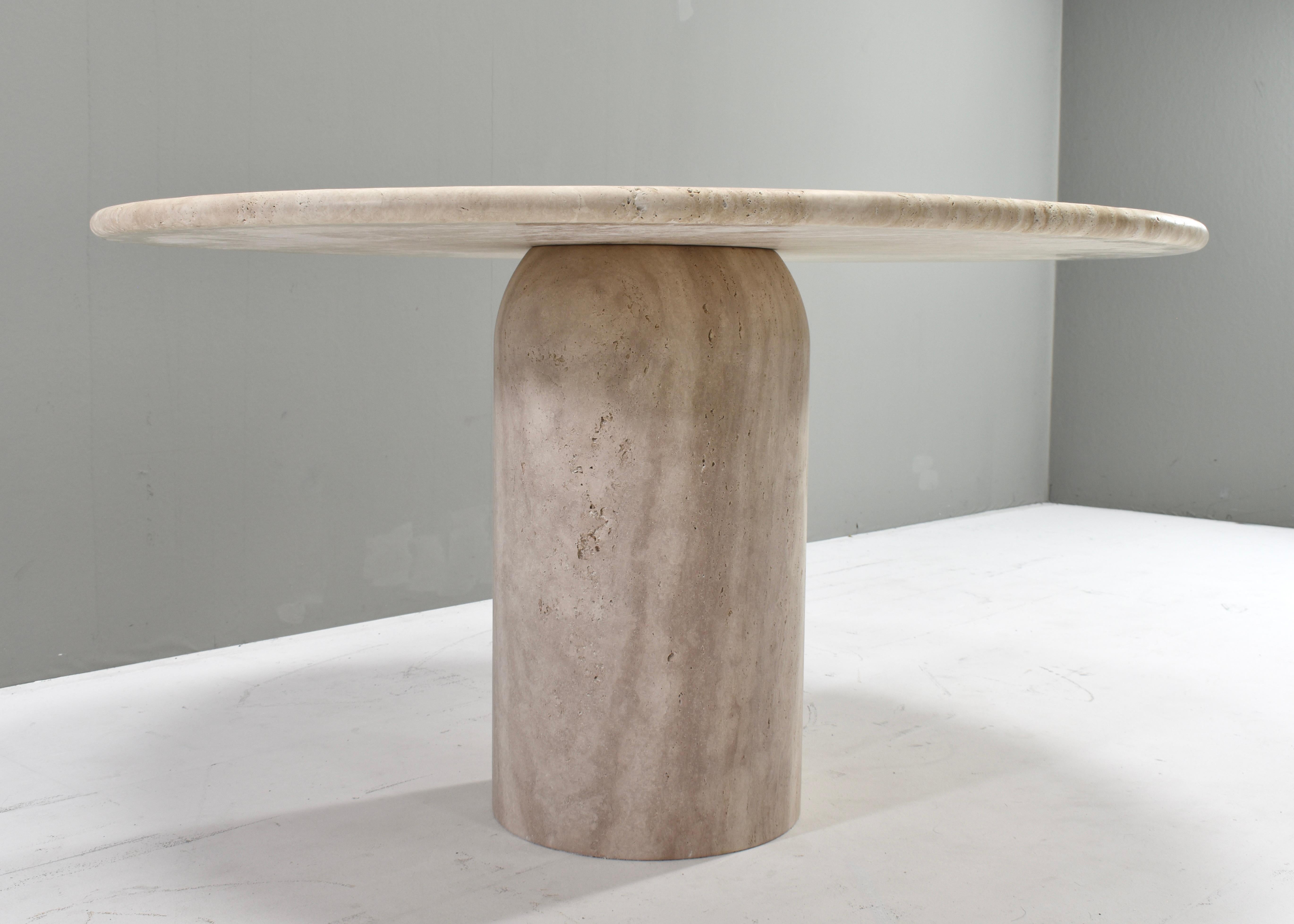 Exquisite Round Travertine Dining Table in the manor of Up& Up / Kelly Wearstler In Excellent Condition In Pijnacker, Zuid-Holland
